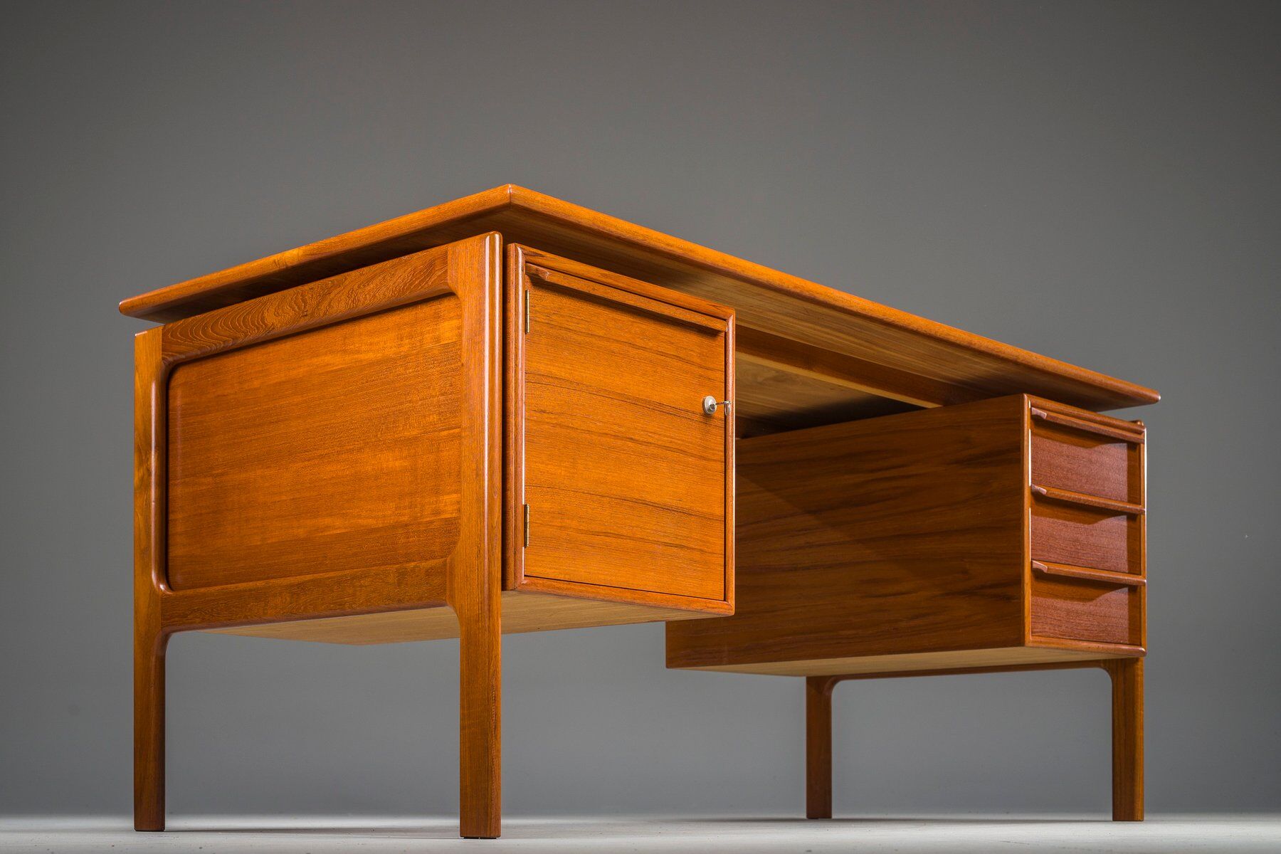 Mid-century modern teak freestanding desk from GV Møbler, 1960s