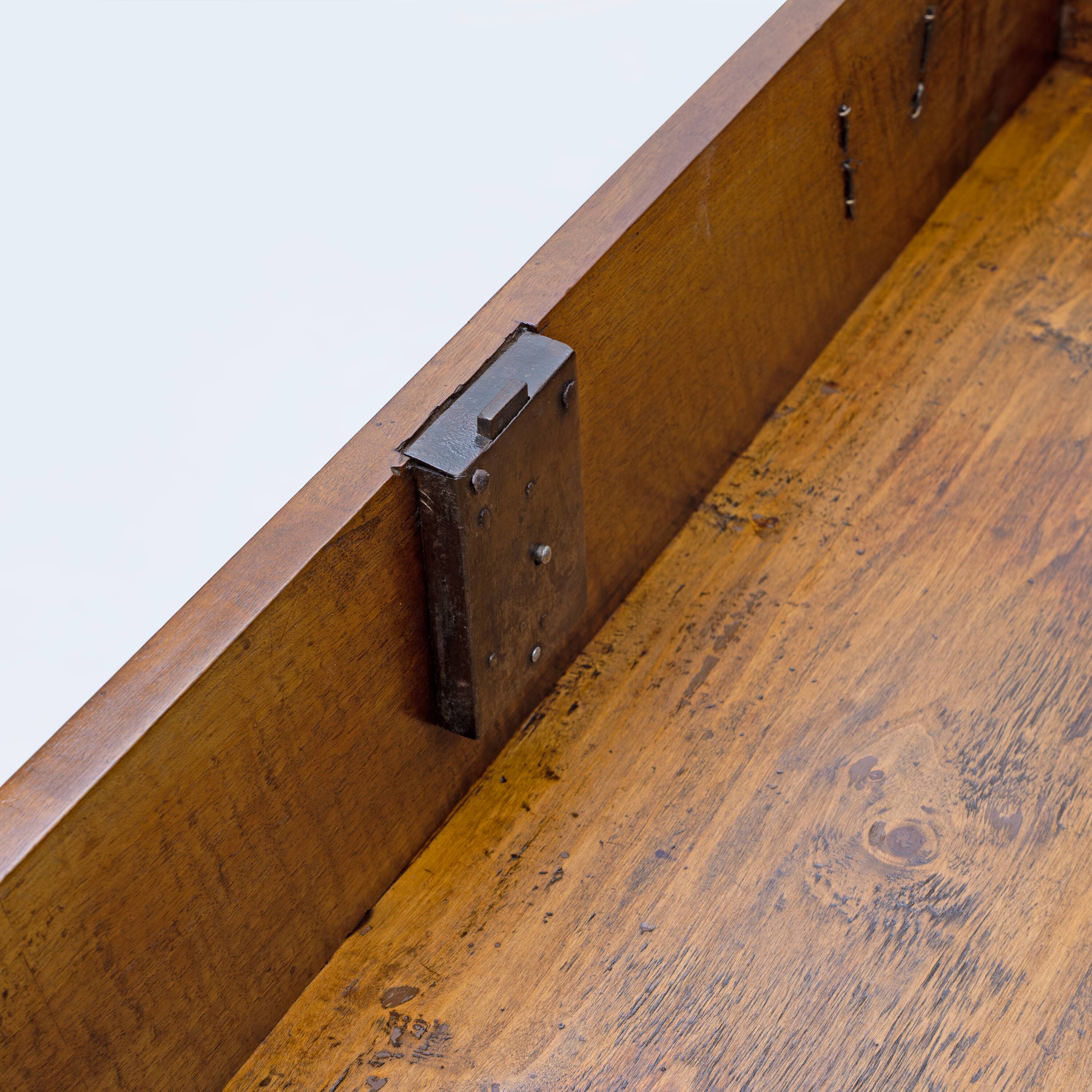 Chest of Drawers in Solid Italian Walnut with Maple Inlays, late 18th