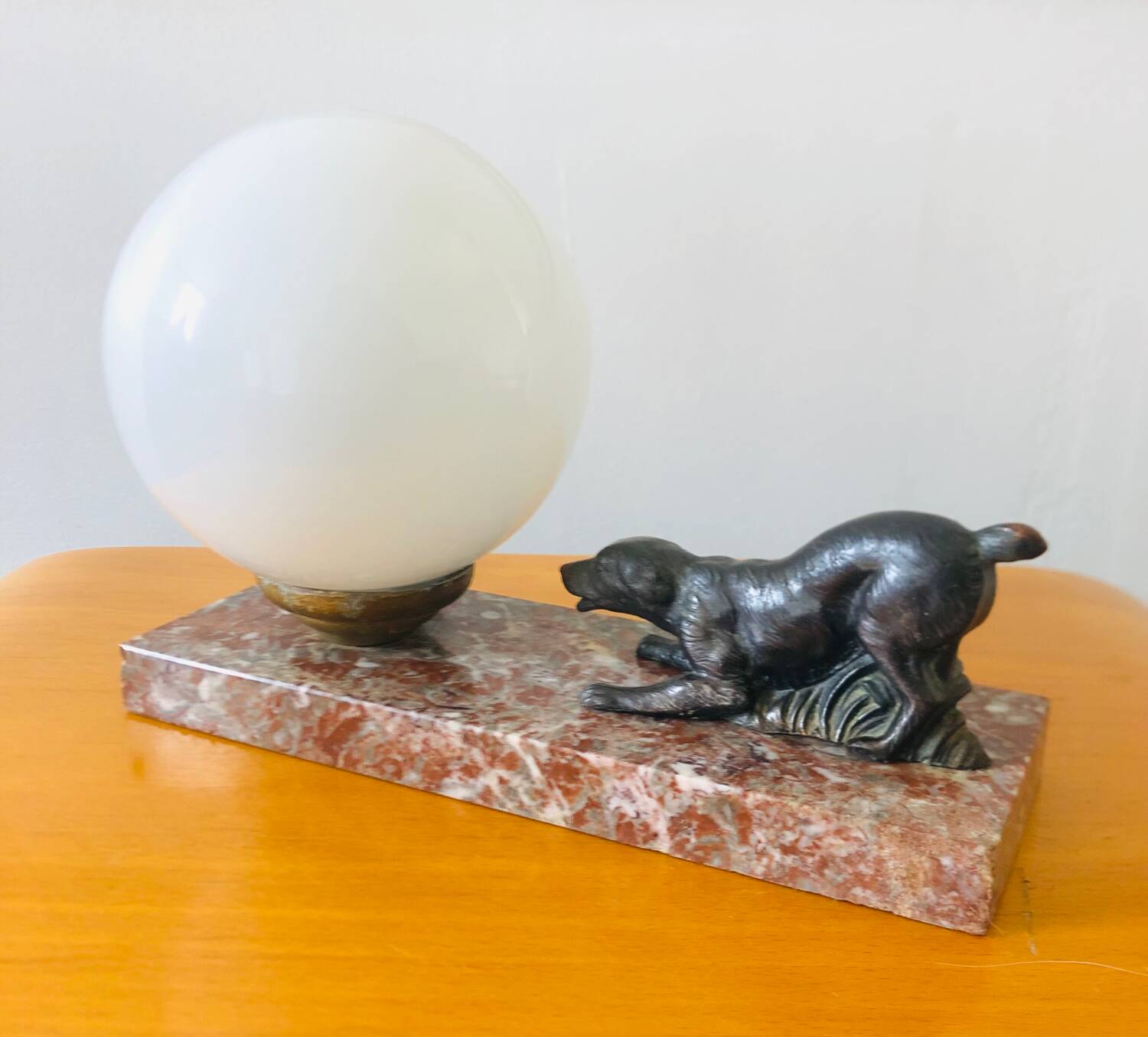 Lampe Art déco globe en opaline blanche et chien de chasse