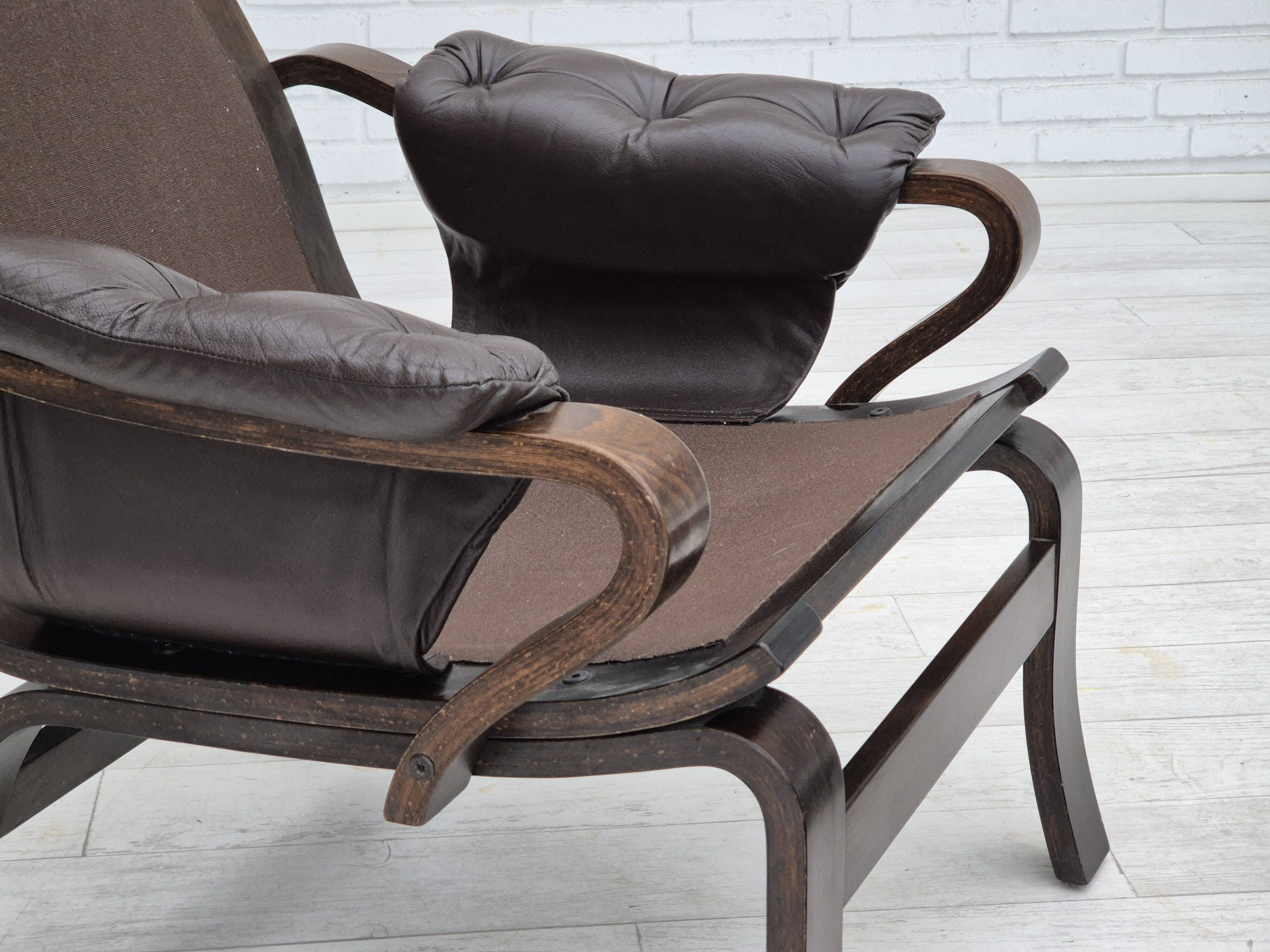 1970s, Scandinavian lounge chair in original condition, brown leather, dark bent wood.