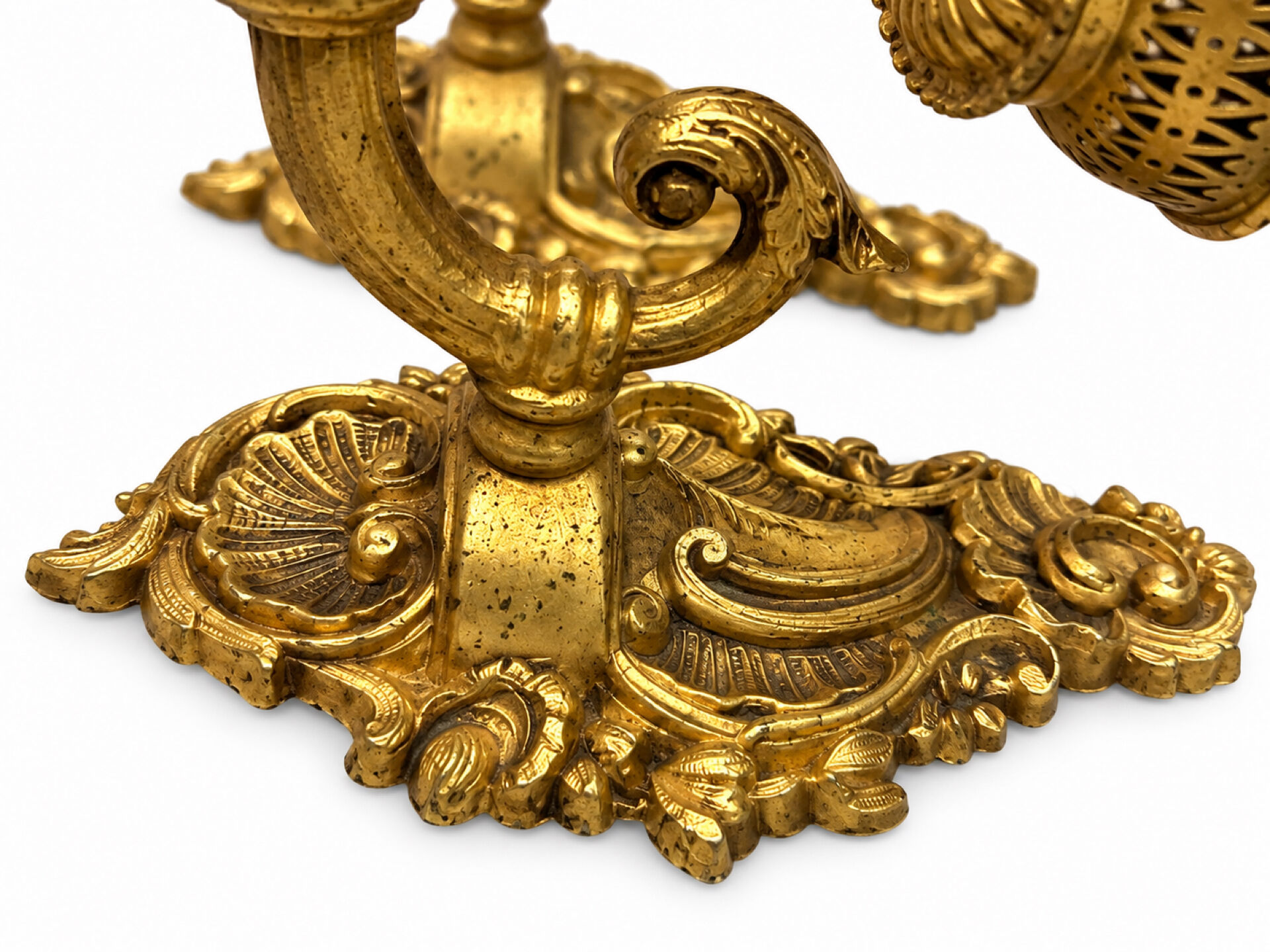 Paire d’appliques murales à 2 feux – Style Rocaille / Louis XV – Bronz