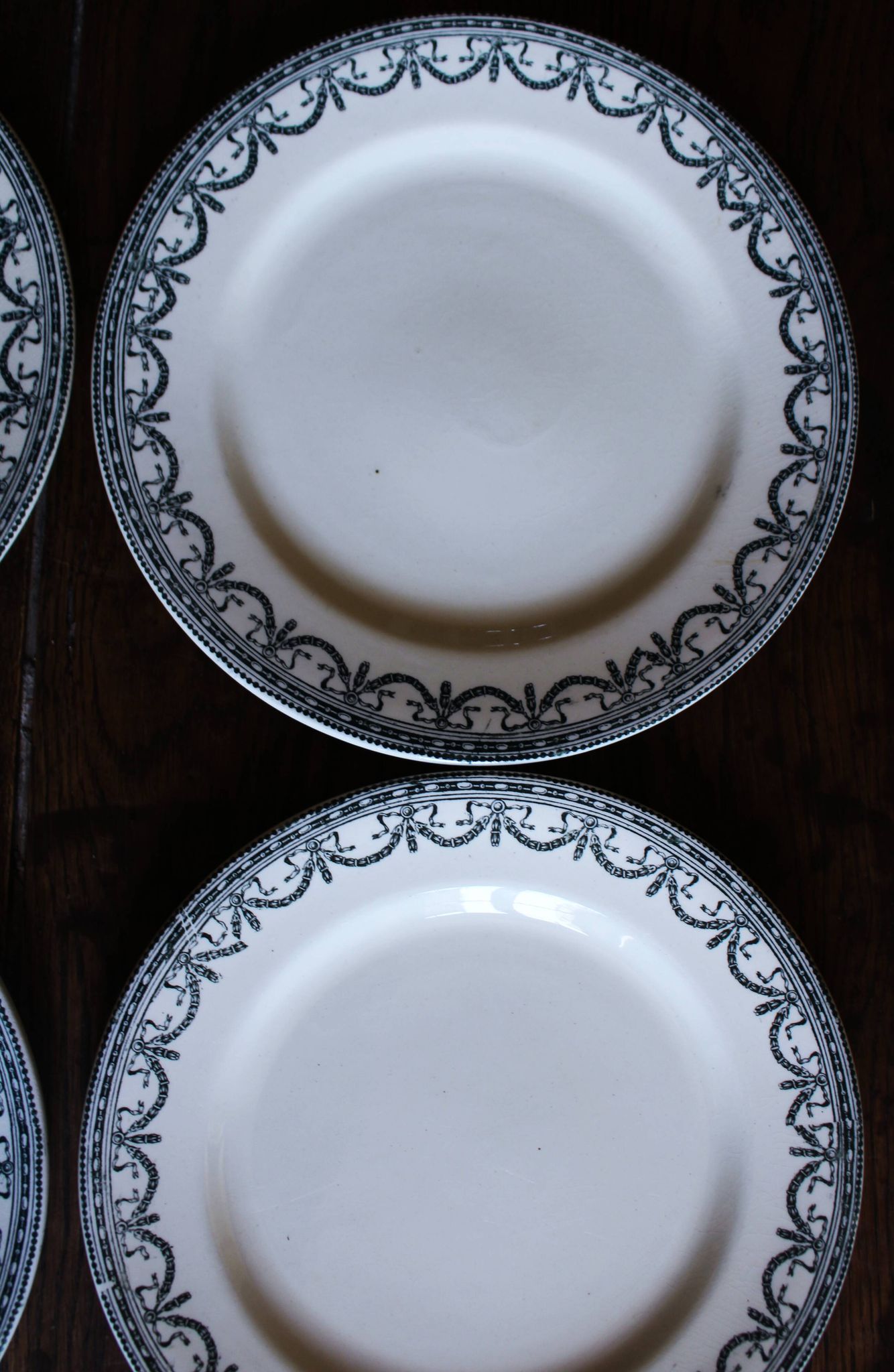 A set of 6 flat plates Terre de Fer Guirlandes Louis XVI Salins