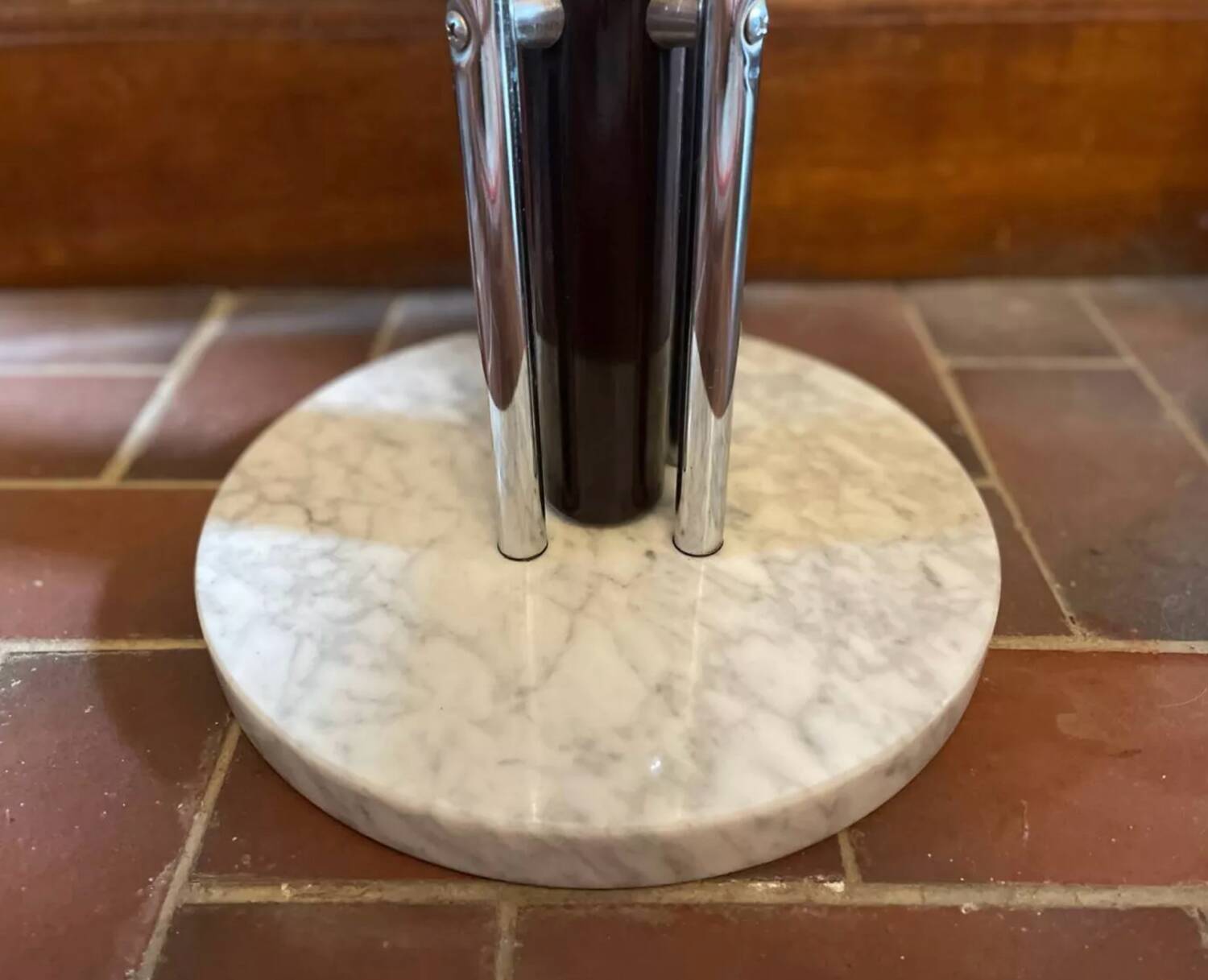 Table d’appoint métal chromé, marbre et verre fumé