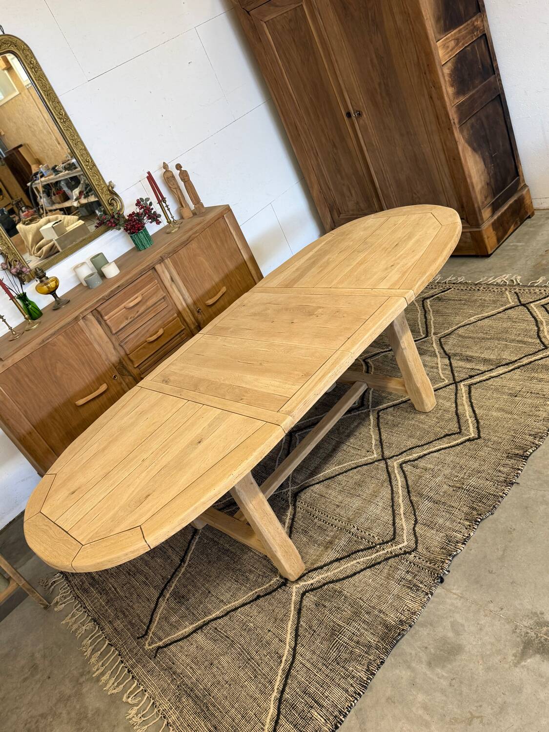 Extendable farmhouse table in solid oak