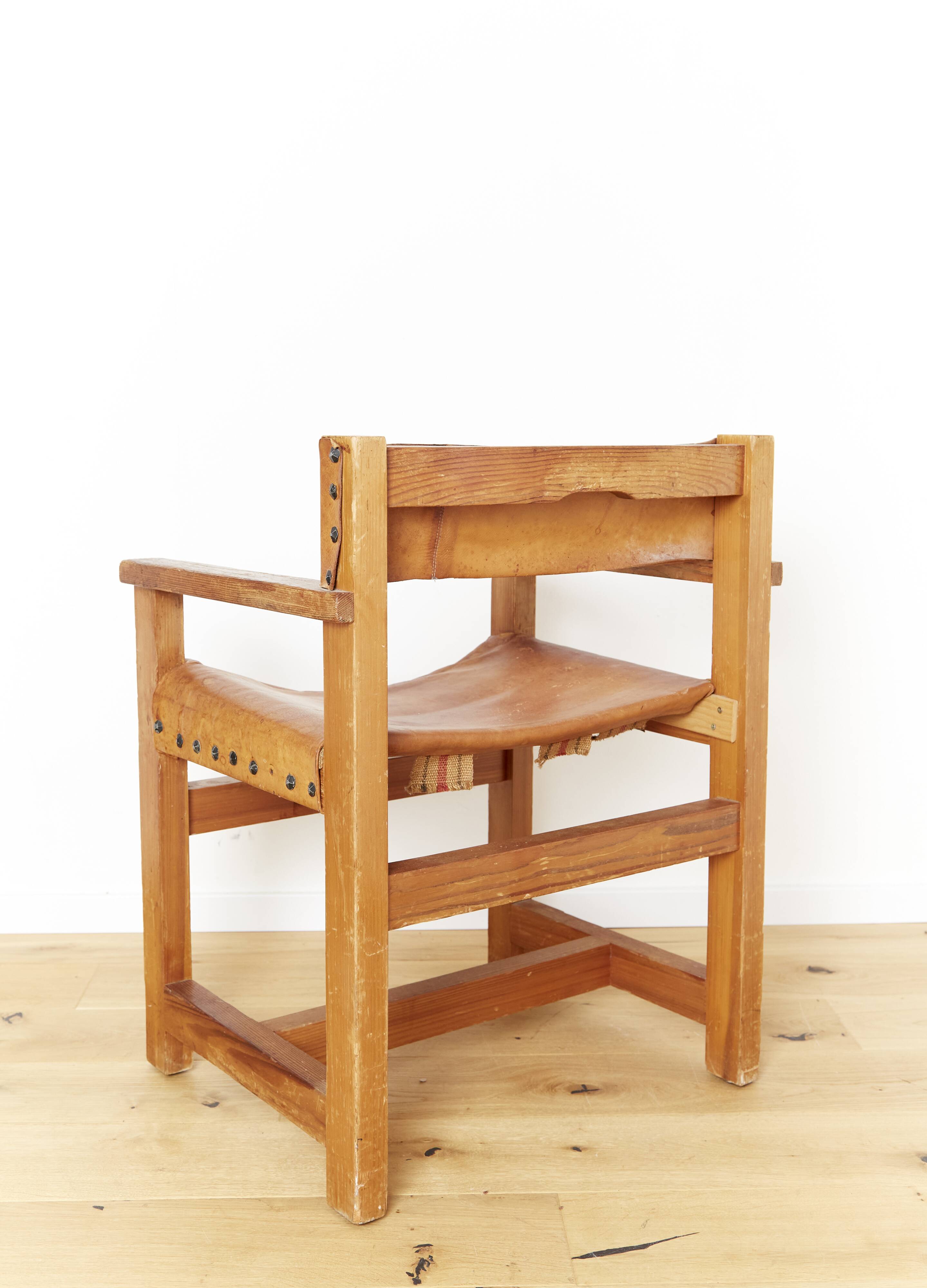 Chaise avec accoudoirs en pin massif et cuir de selle de Biosca