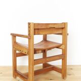 Chaise avec accoudoirs en pin massif et cuir de selle de Biosca