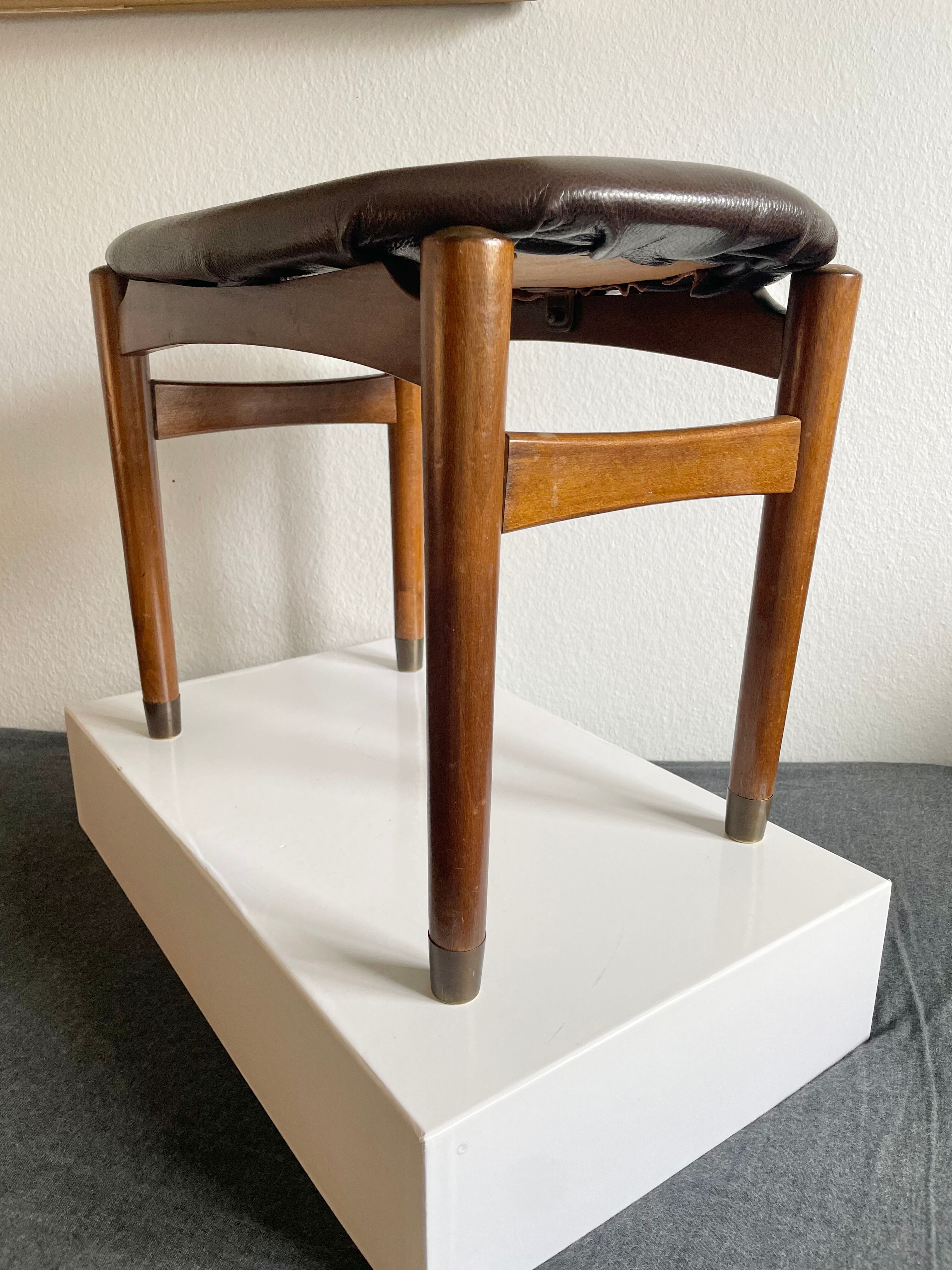 Stool in wood & leather 50/60