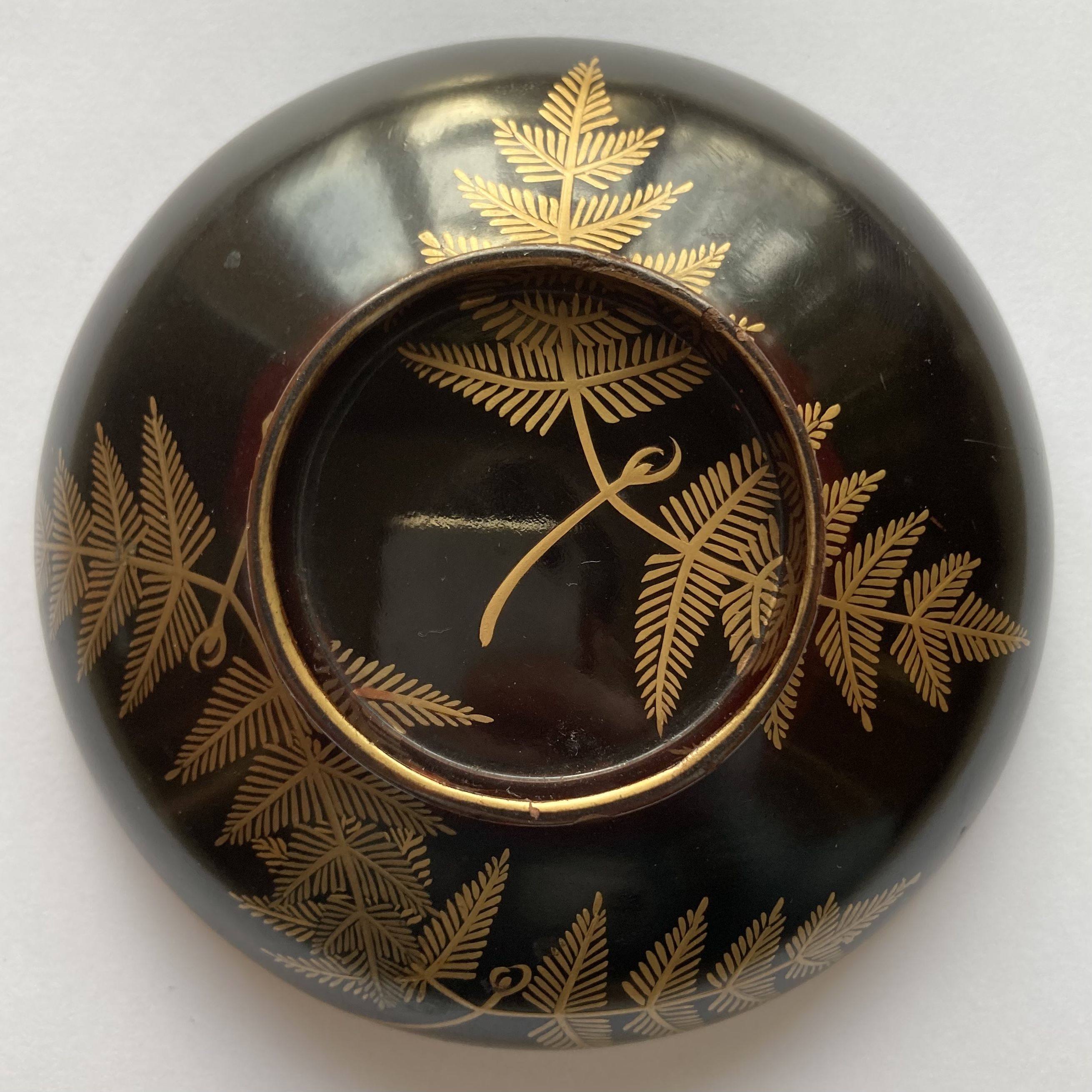 Empty-pocket bowl in lacquered and gilded wood, Japanese work of the 1920s-1930s