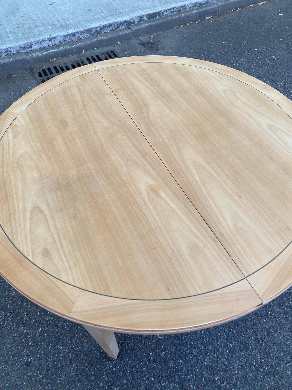 Table ronde extensible style Directoire rénovée en bois clair  avec 2 rallo