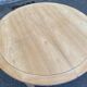 Table ronde extensible style Directoire rénovée en bois clair  avec 2 rallo