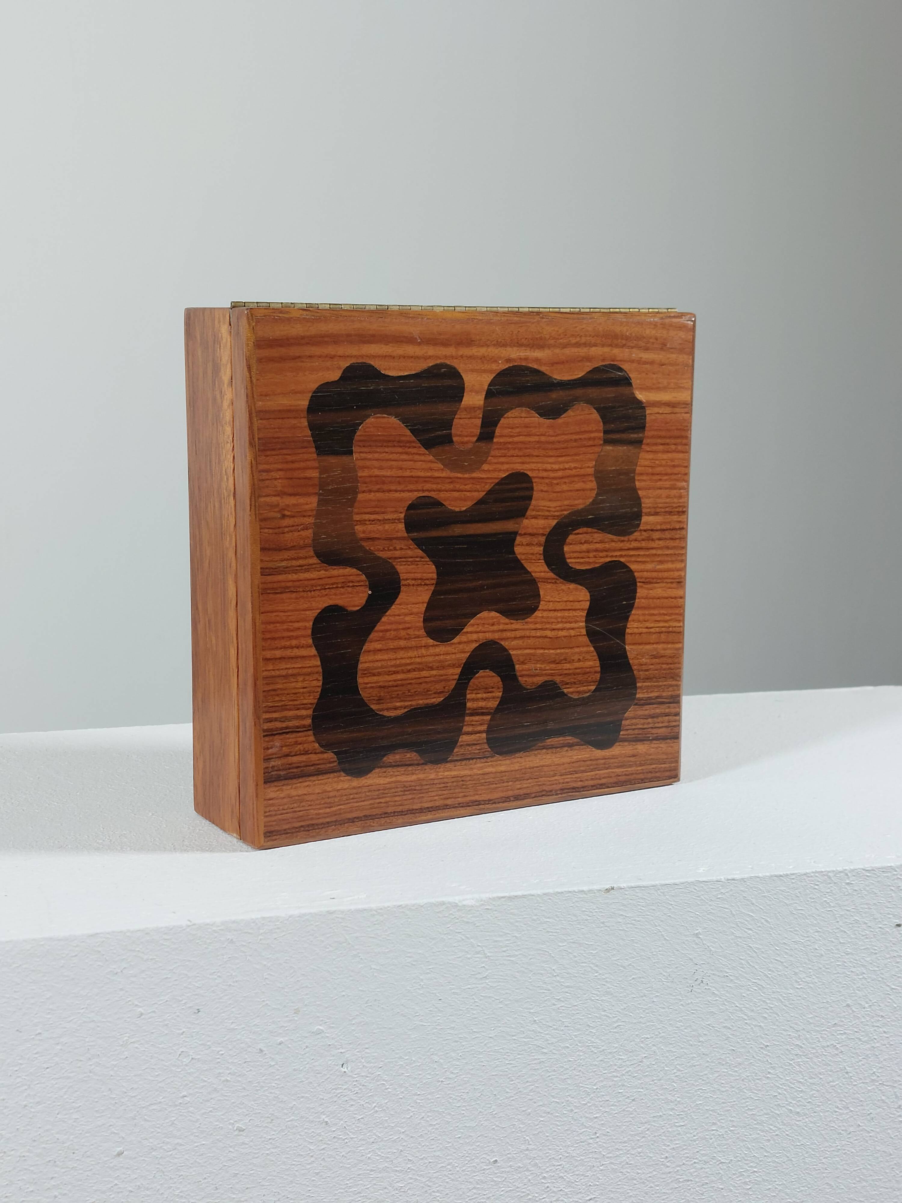 Boîte en bois vintage faite à la main avec des incrustations