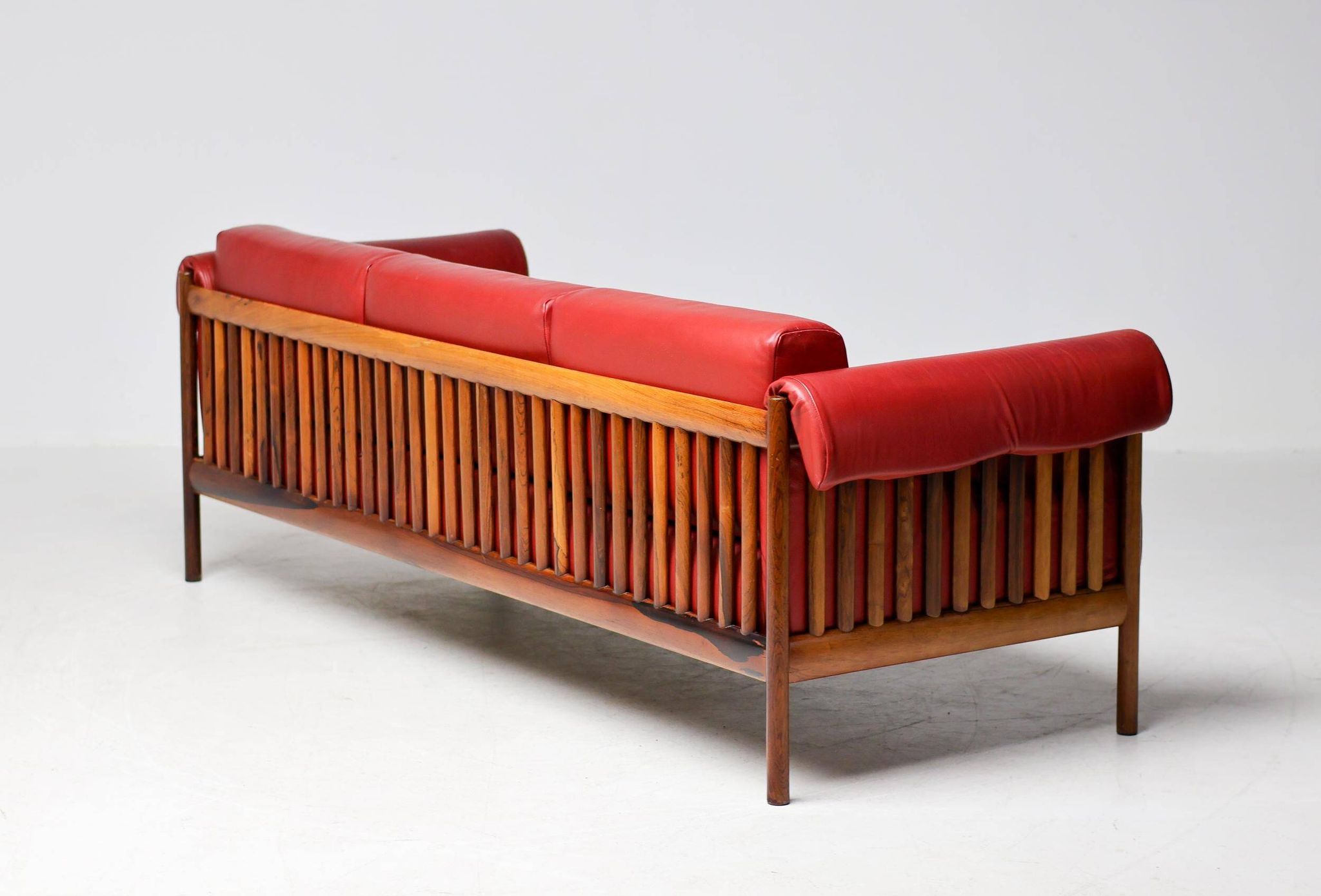 Johannes Andersen modern mid-century Danish canapé in rosewood and burgundy leather