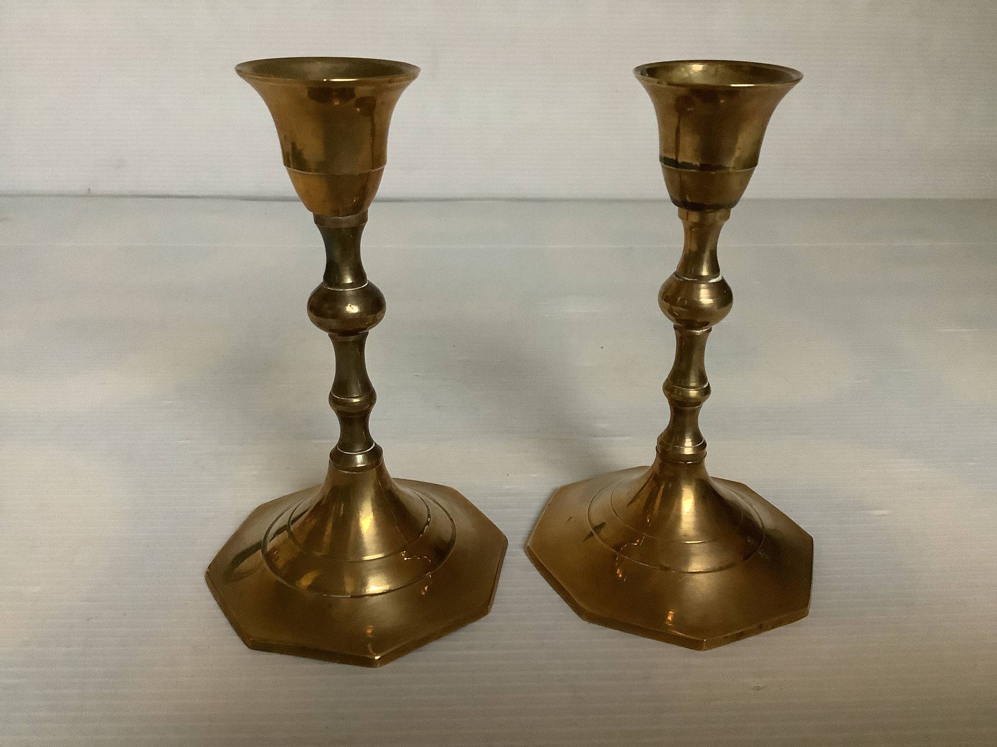 Paire de petits bougeoirs en laiton