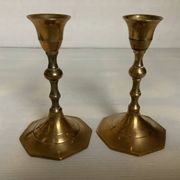 Paire de petits bougeoirs en laiton