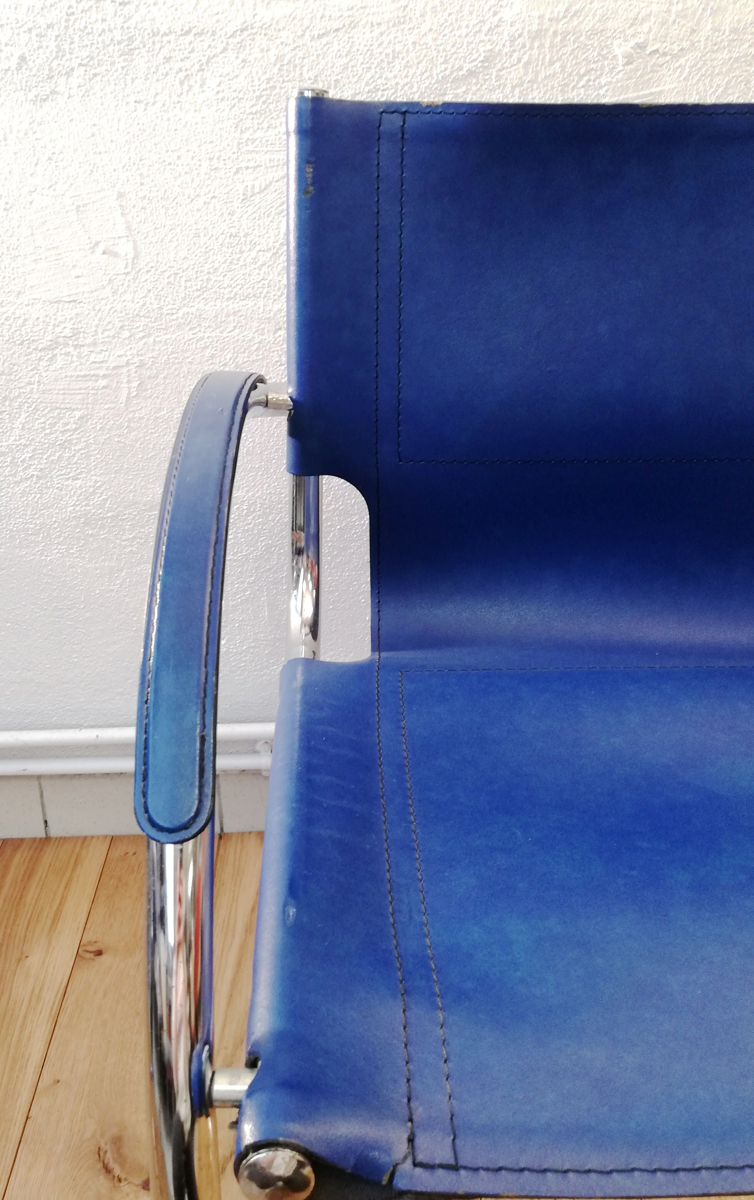 Chaise vintage cuir bleu roi