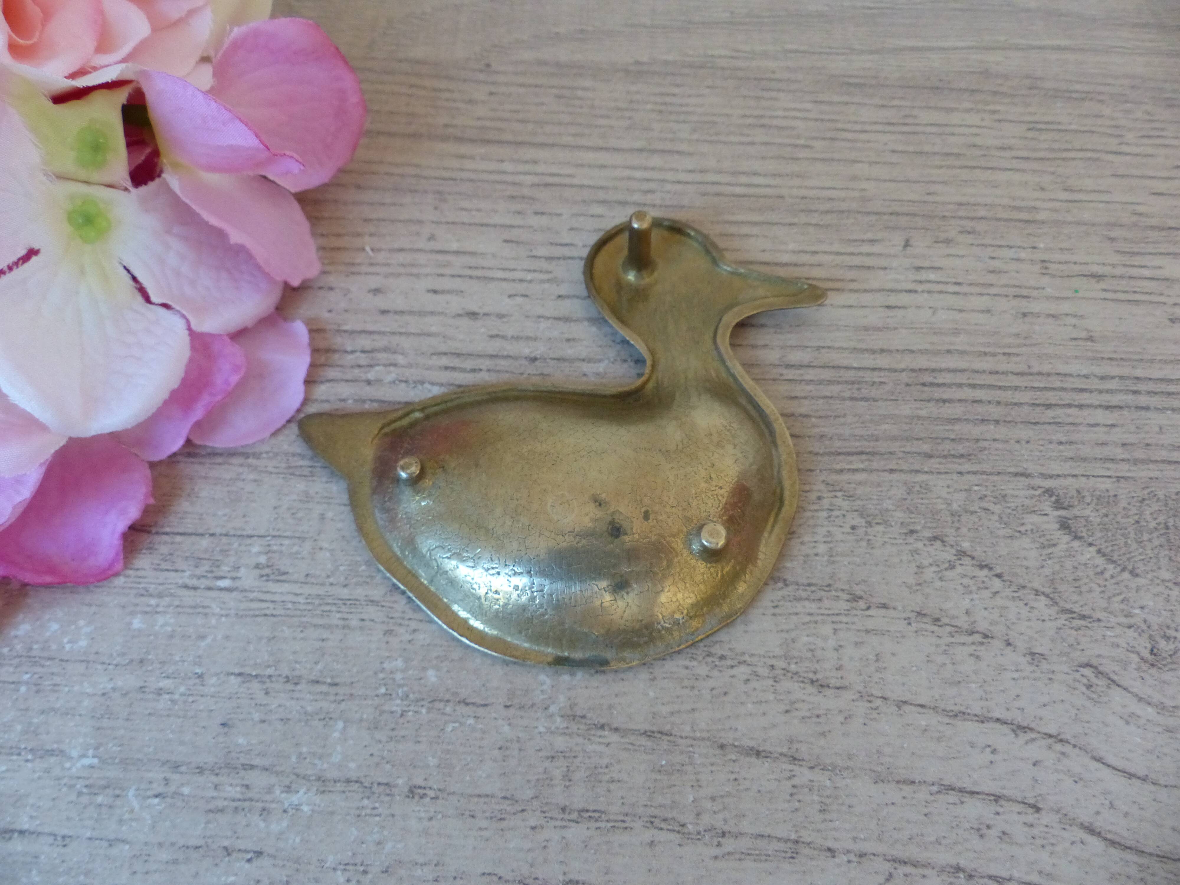 Small carved brass duck ashtray, duck pocket ashtray