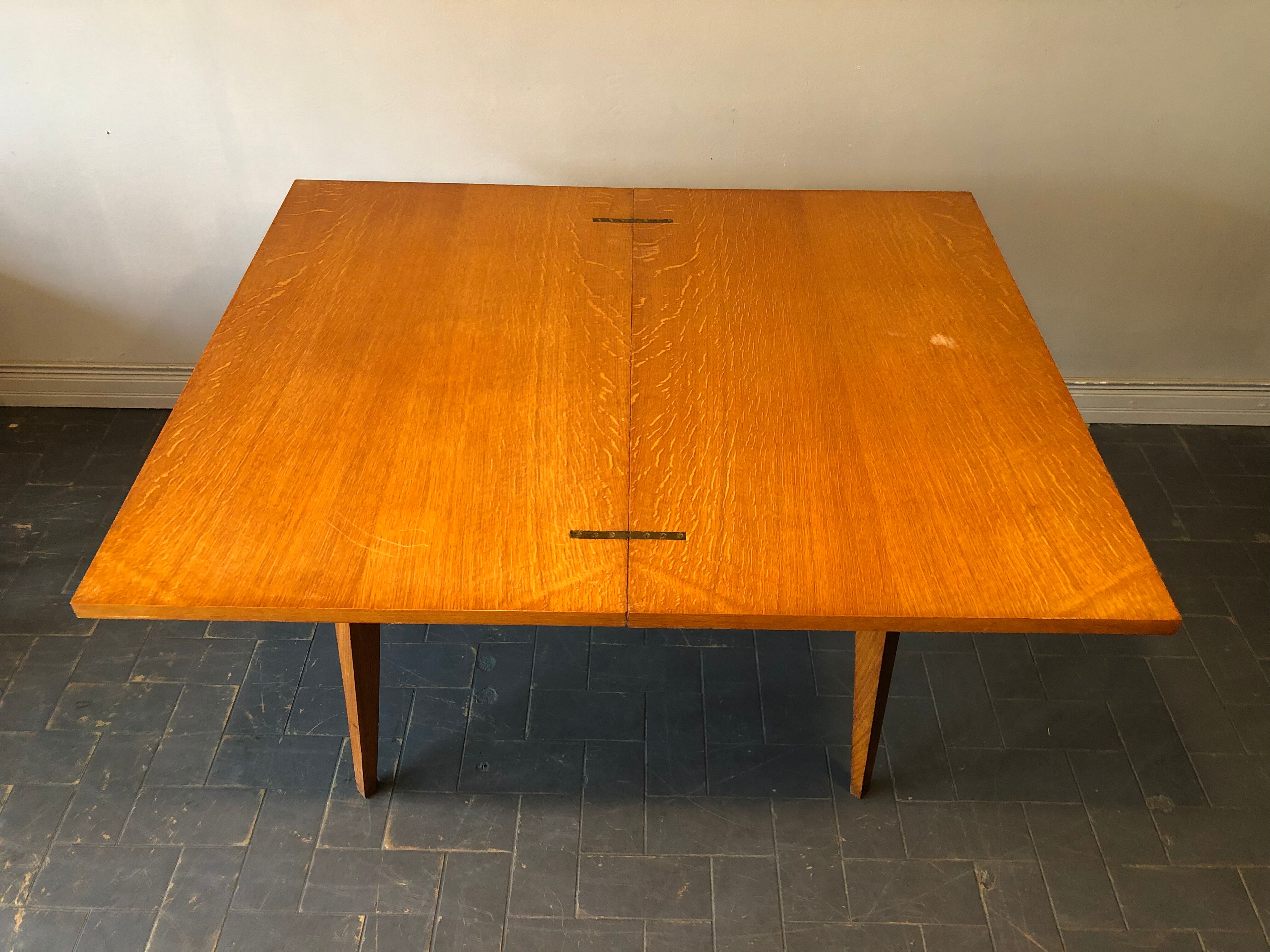 Wallet game table
