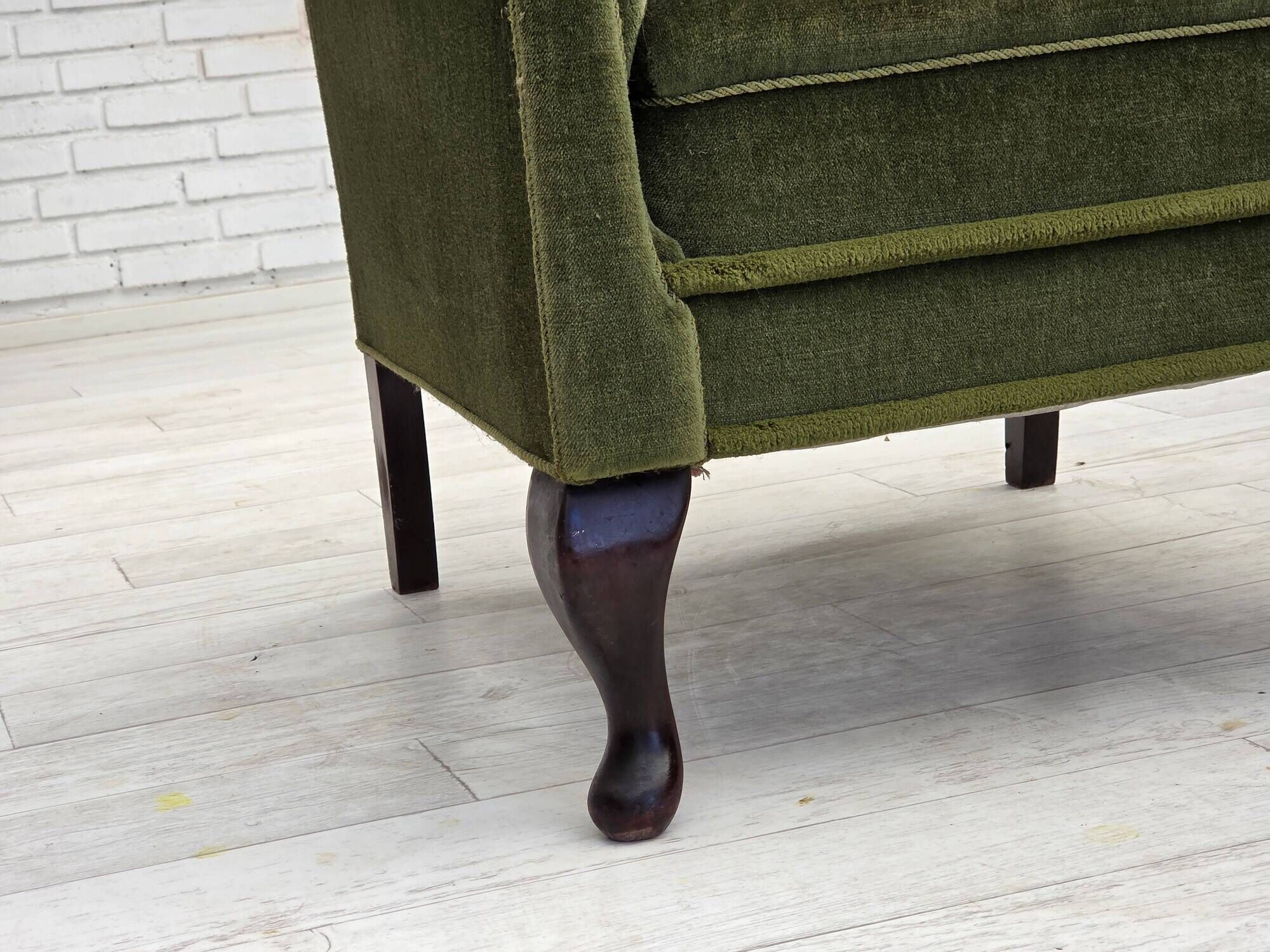 Fauteuil danois des années 1950, velours vert, pieds en frêne.