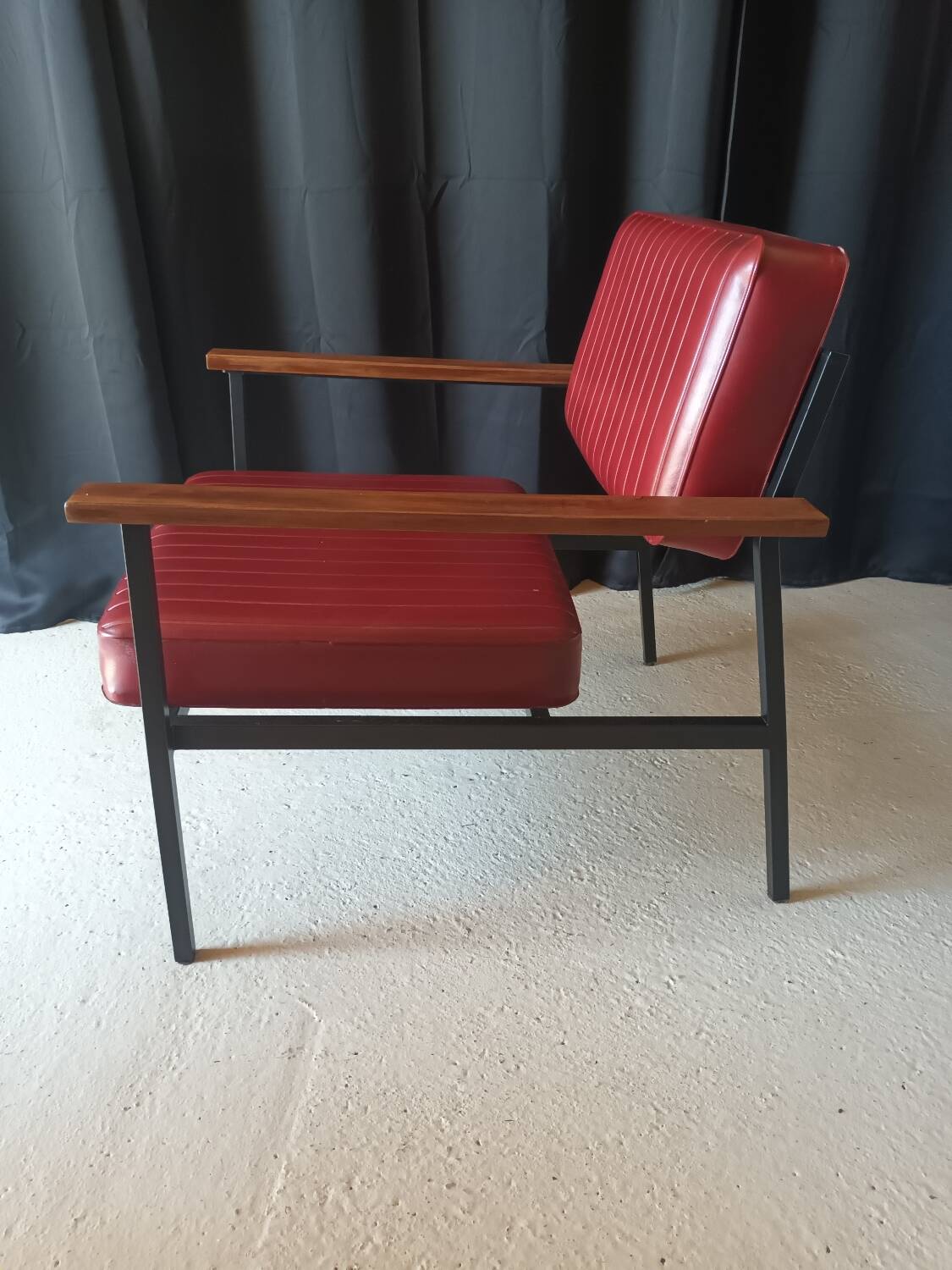 Vintage armchair in burgundy leatherette, wood and black metal