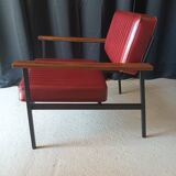 Fauteuil vintage en skaï bordeaux, bois et métal noir