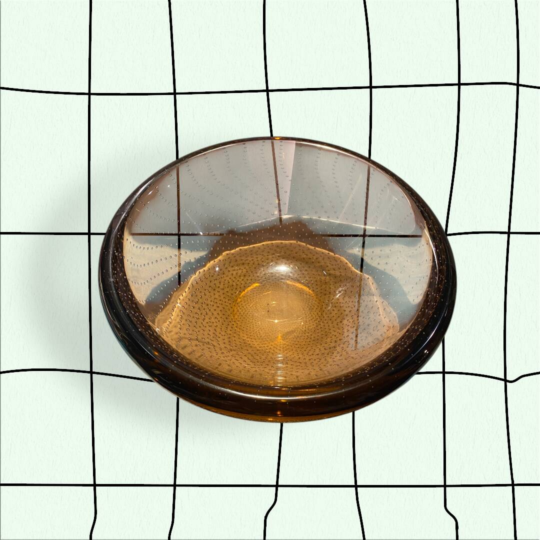 Coupe en verre fumée à décor de bulles disposées en spirale. Travail probable des années 60/80.
