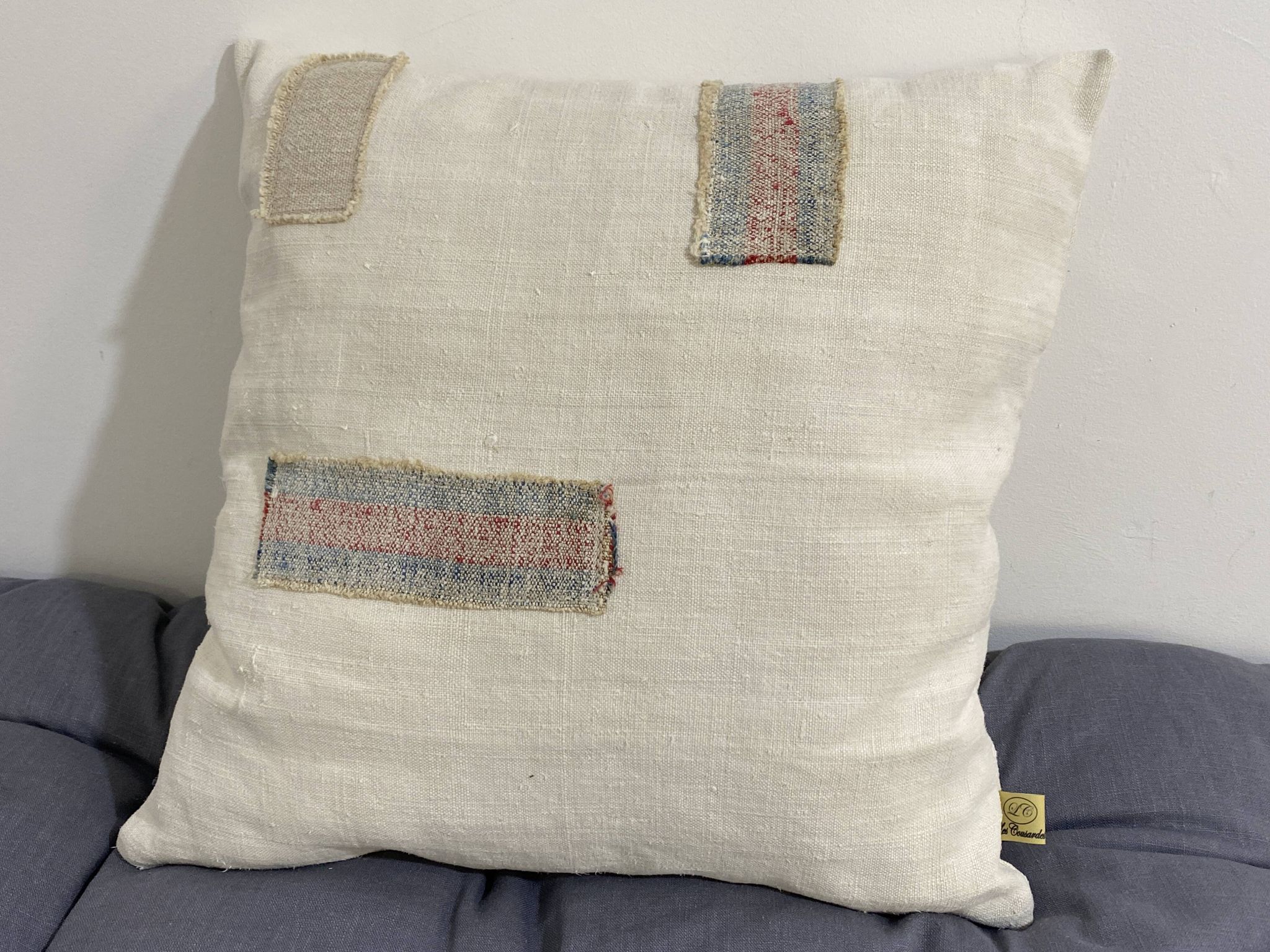 Coussin carré en toile ancienne style Kilim