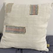 Coussin carré en toile ancienne style Kilim