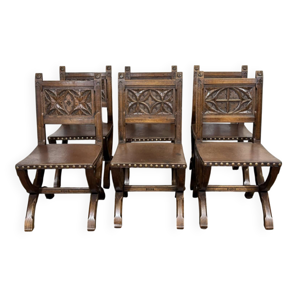 Suite de 6 chaises et 2 fauteuils en chêne et cuir à décor gothique