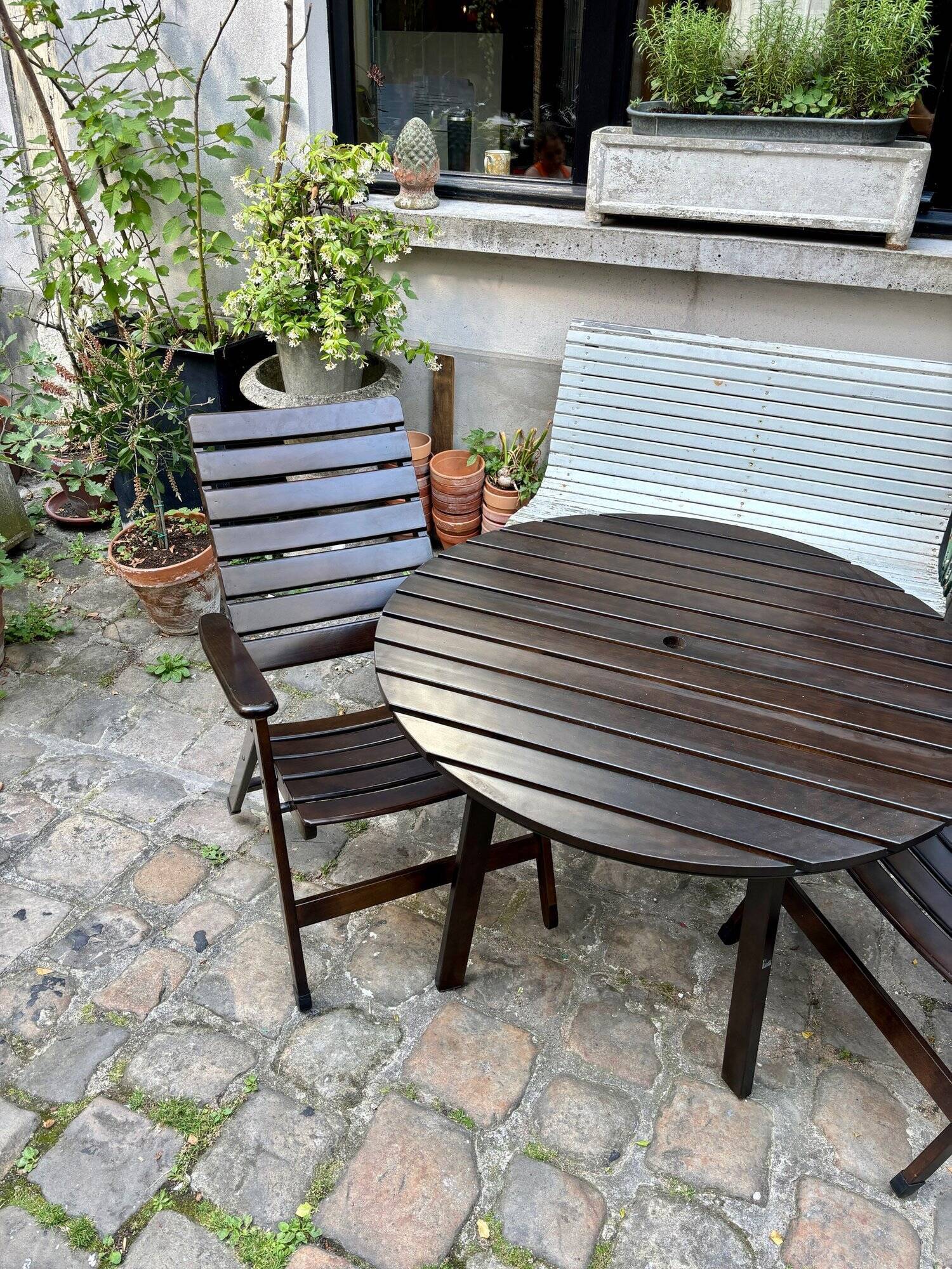 EMU dark wood garden furniture set - 2 folding armchairs and 1 table
