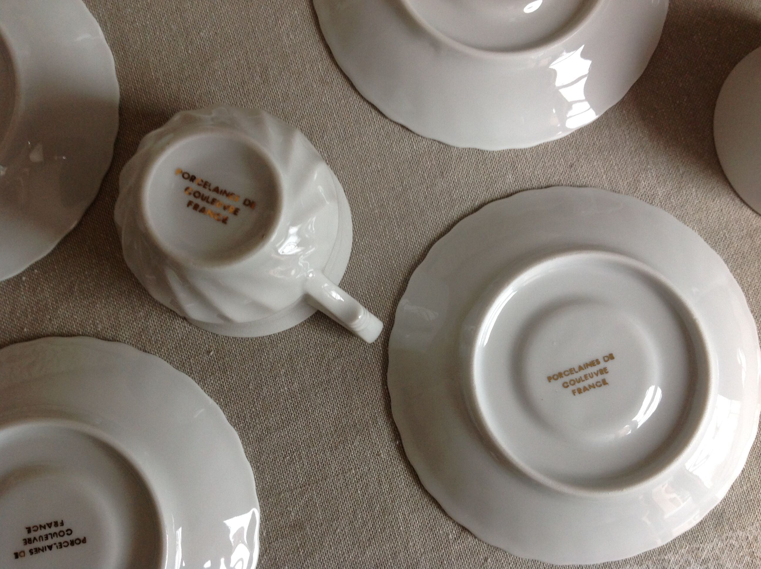 Six tasses et sous tasses en porcelaine blanche de Couleuvre des années 60-70