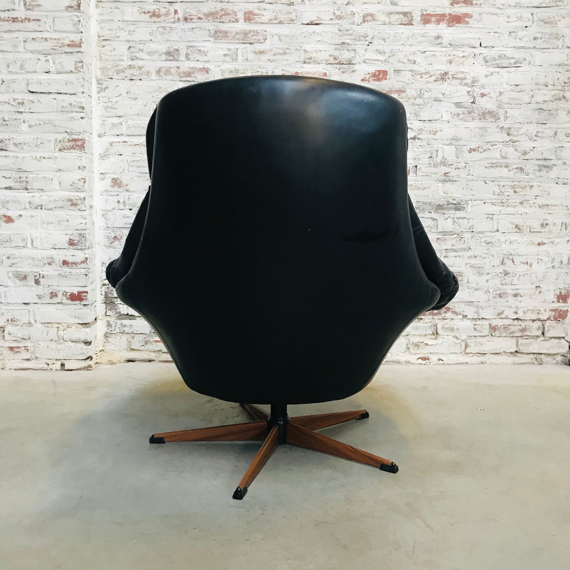 Vintage swivel lounge chair by HW Klein for Bramin, 1970s