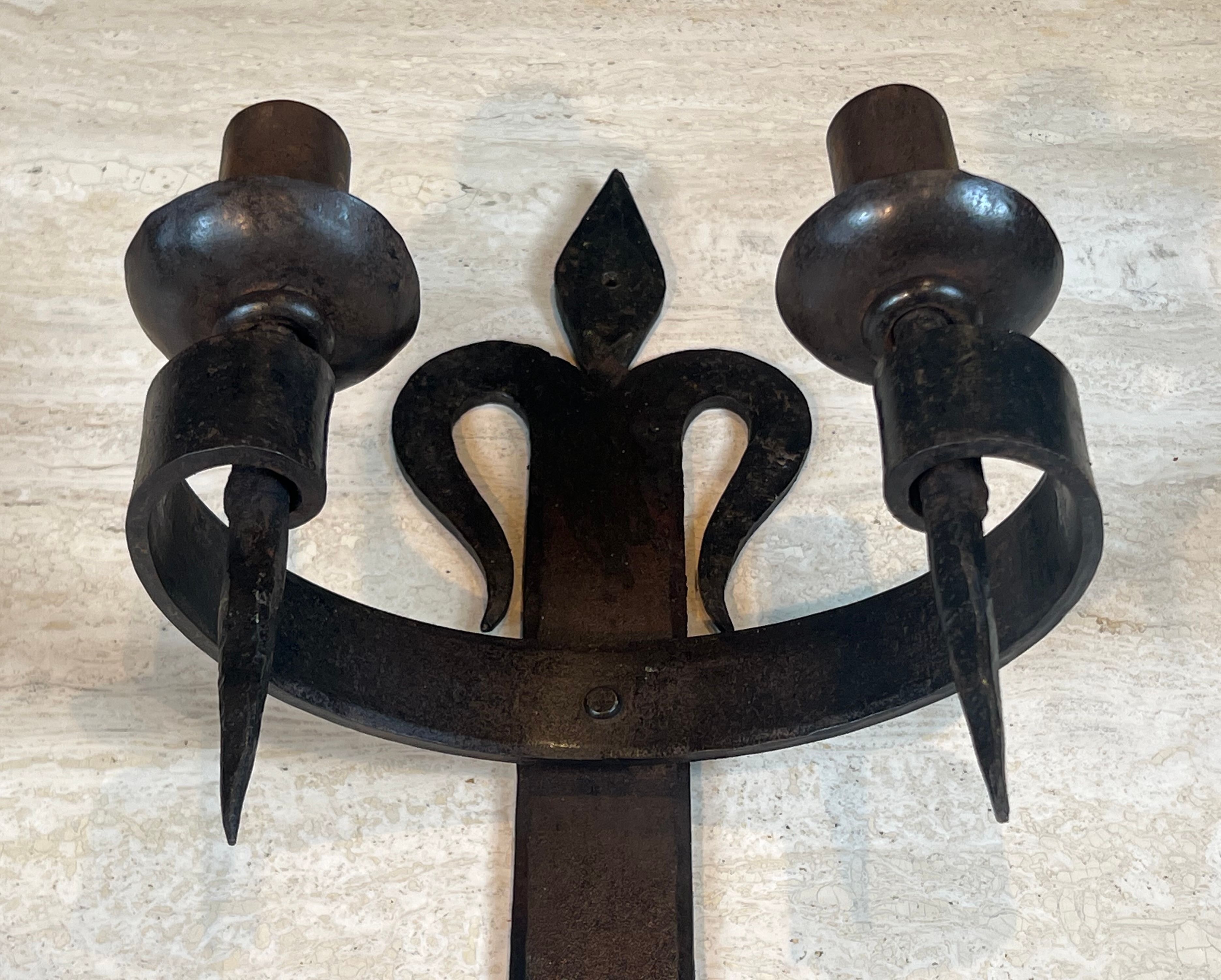 Important pair of wrought iron wall sconces "with fleur-de-lis" featuring 2 light arms in Gothic style.