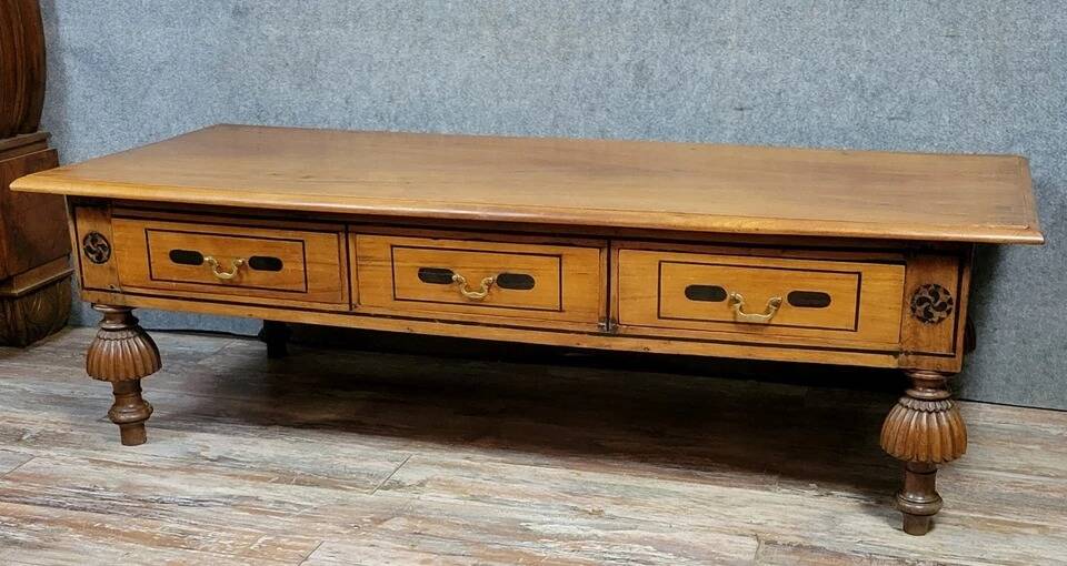 Very large English style coffee table in walnut from the 20th century