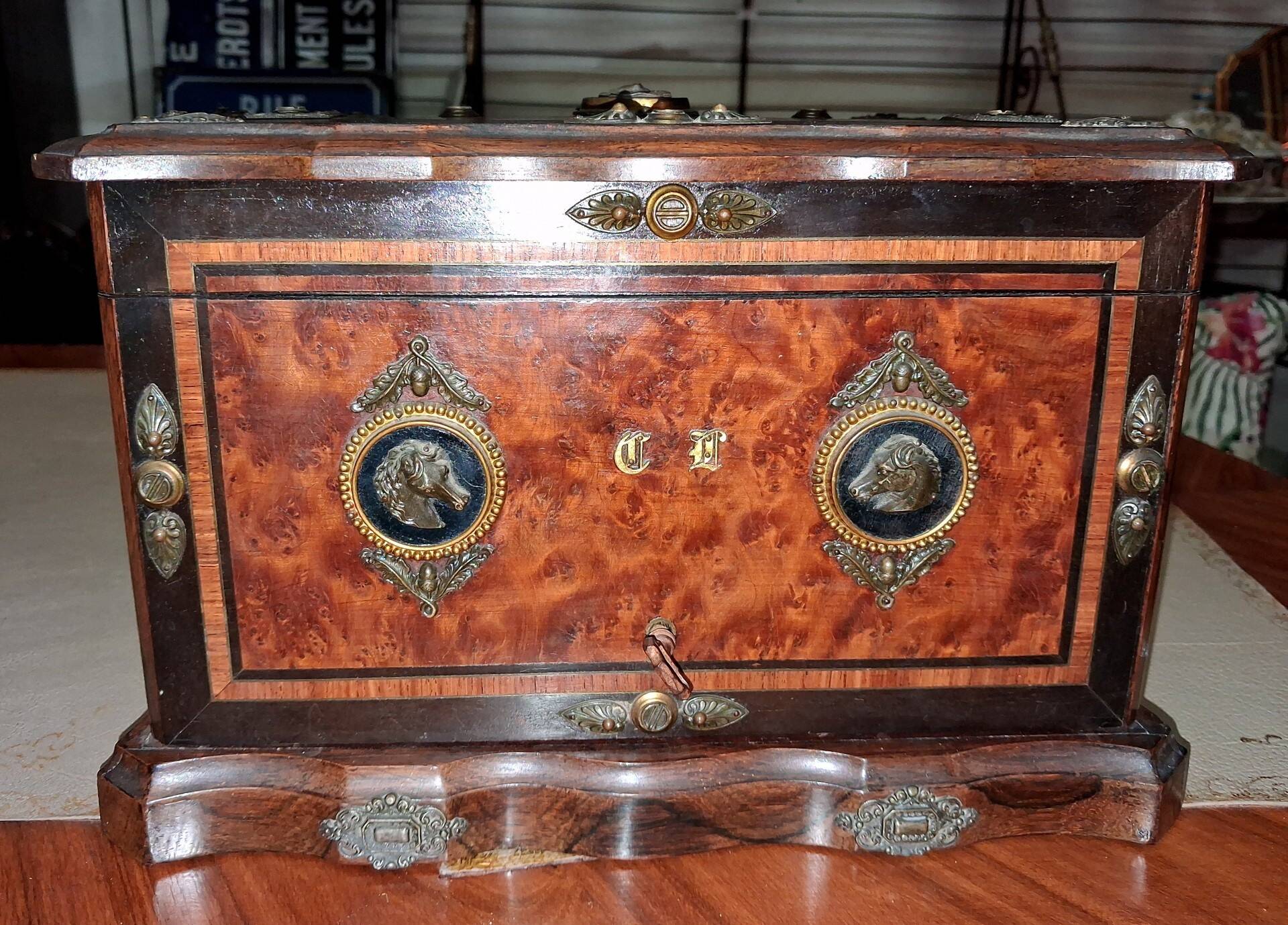 Cigar cabinet / Cigar box in burl wood and decorative bronze