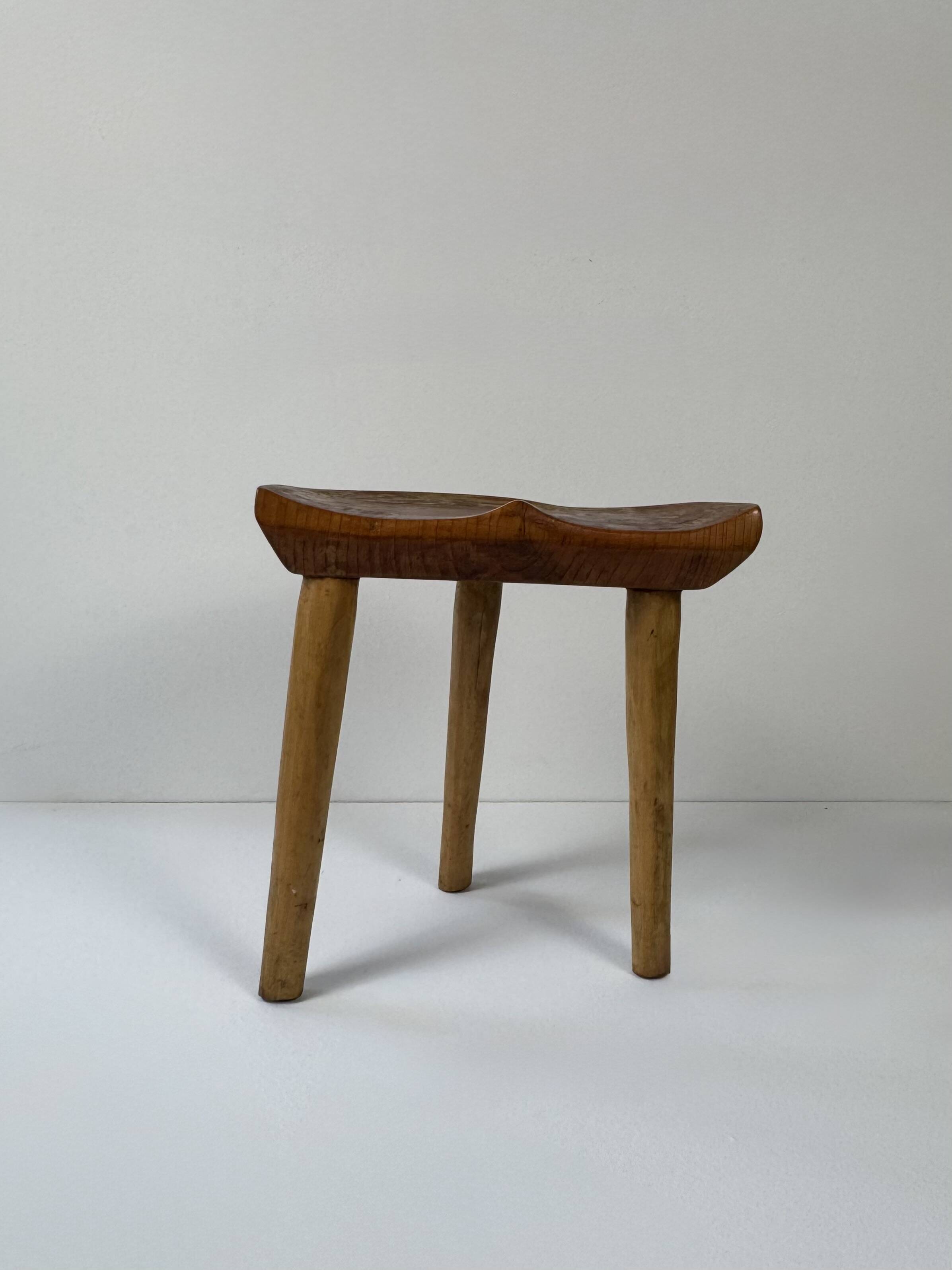 Tabouret vintage en bois tripode, France, 1960