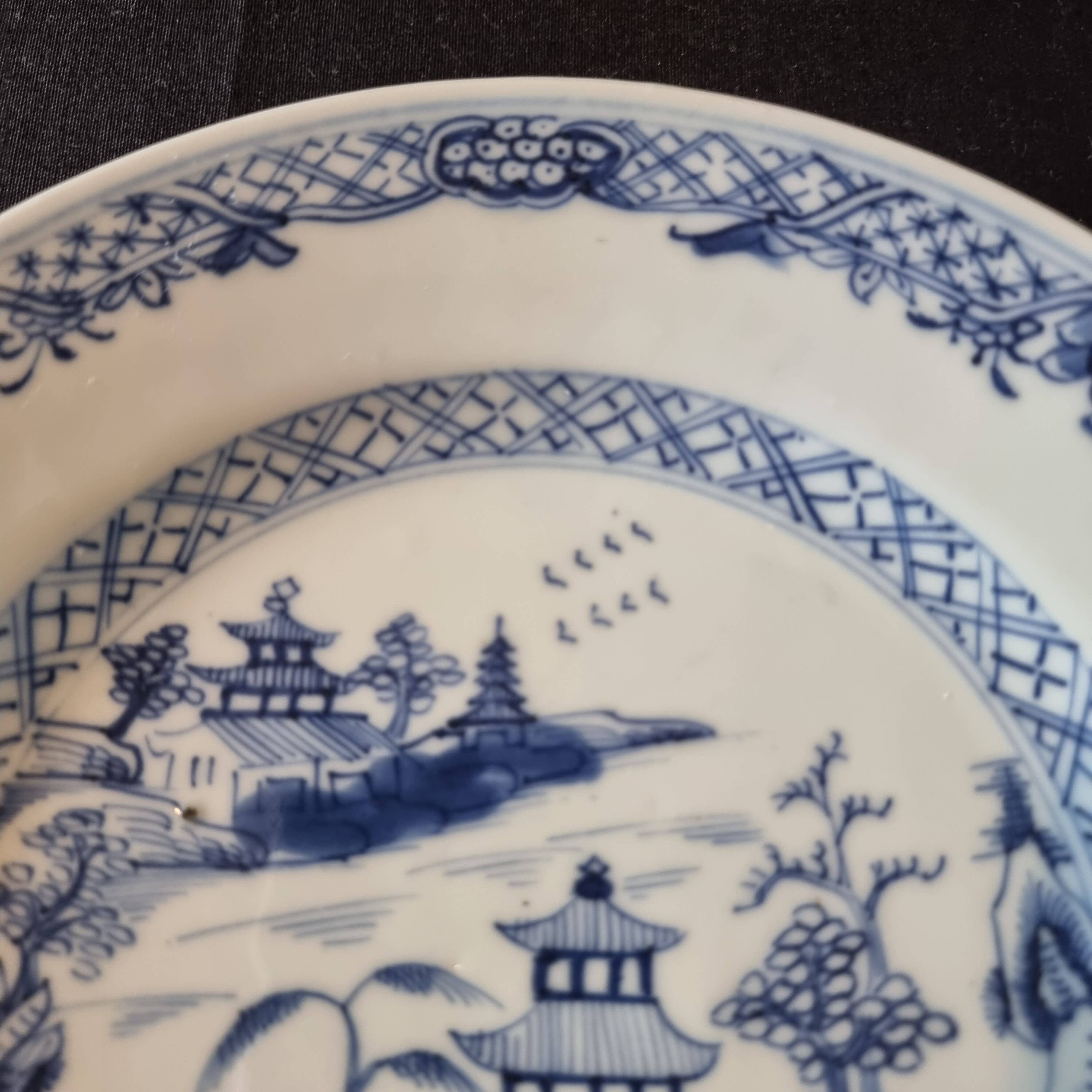 Chinese porcelain plate, Qing dynasty, Qianlong period (1736-1795)