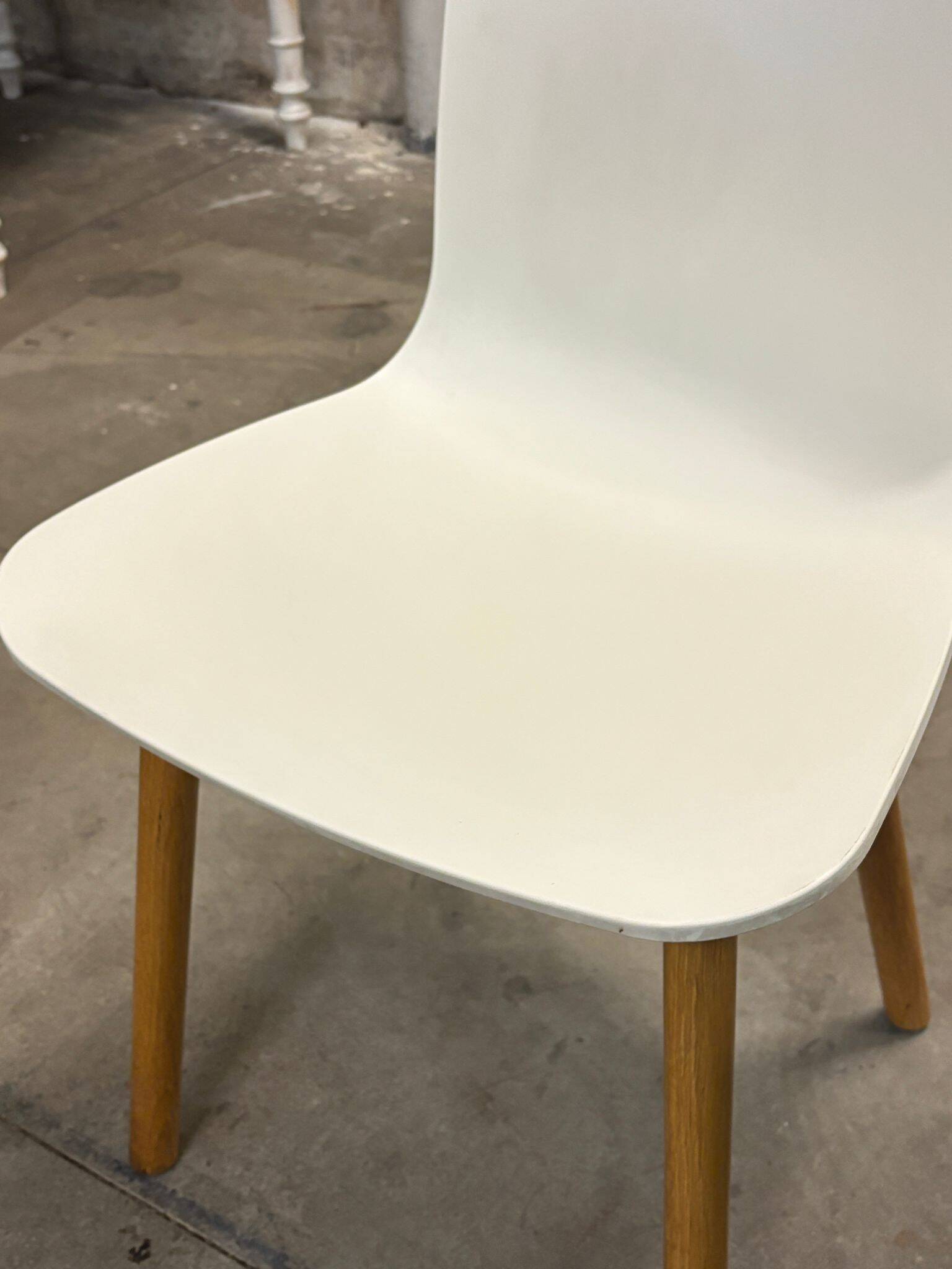 Vitra Hal Jasper Morrison, plastic and wood – white – work chair