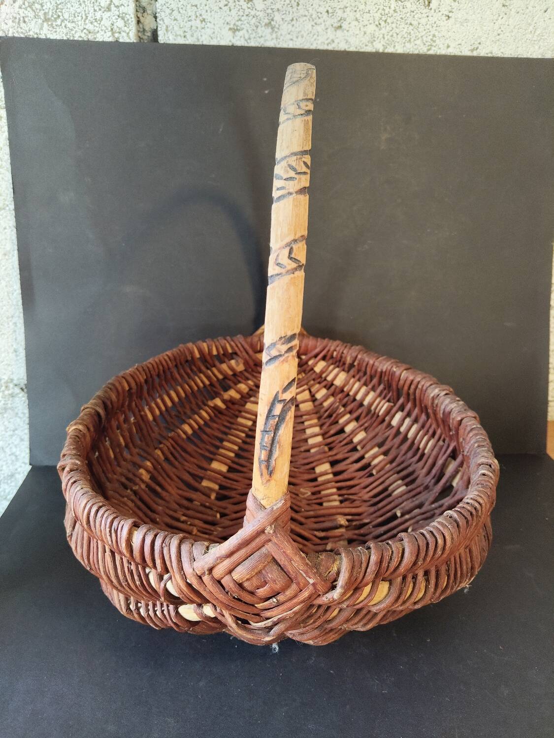 Basket of popular art in wicker – Handle carved with snakes – 20th century