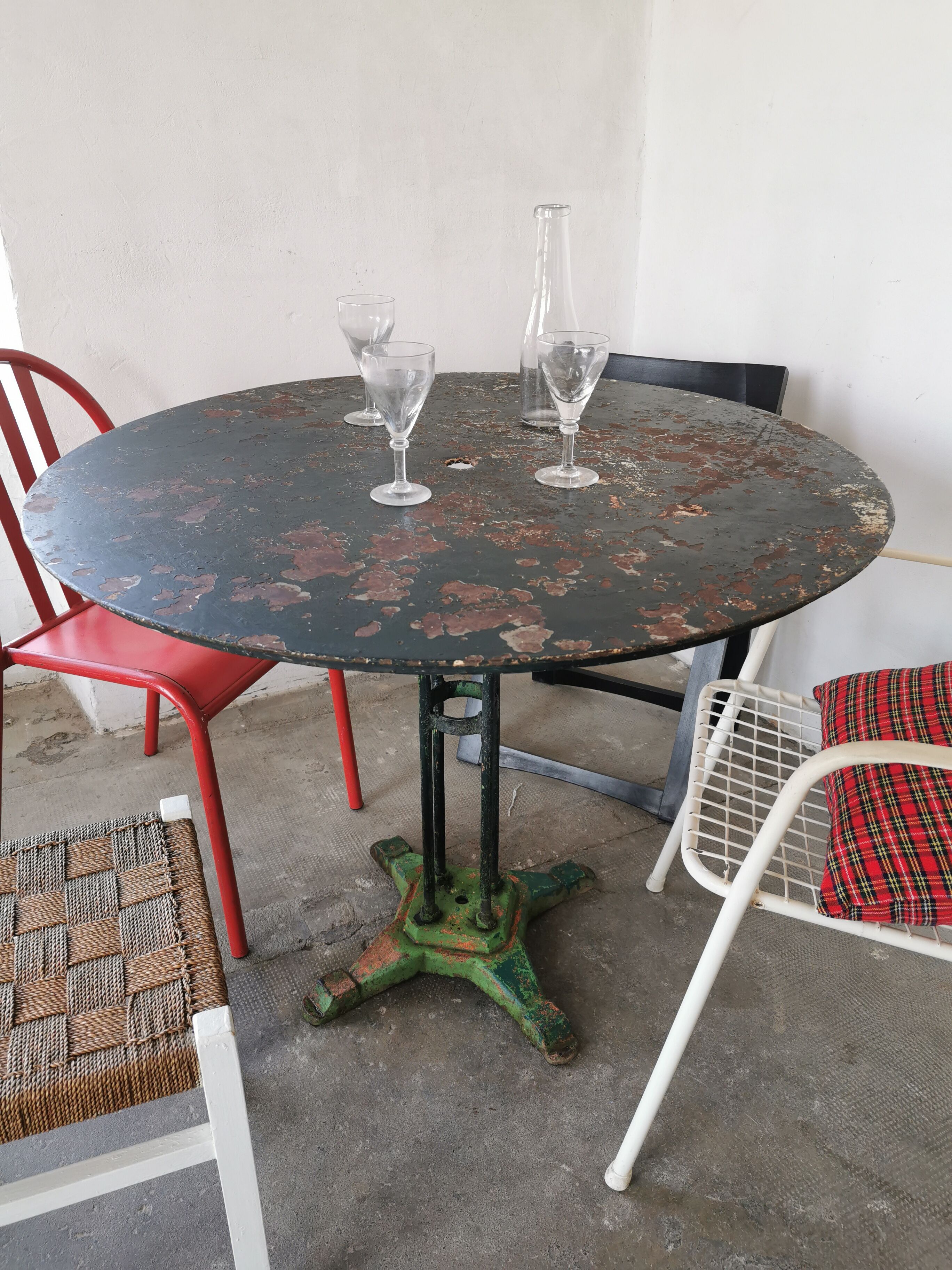 Round garden table cast iron and metal