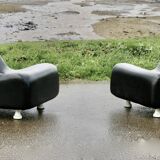 Paire de chauffeuses "space age". Simili-cuir noir. Circa 1970