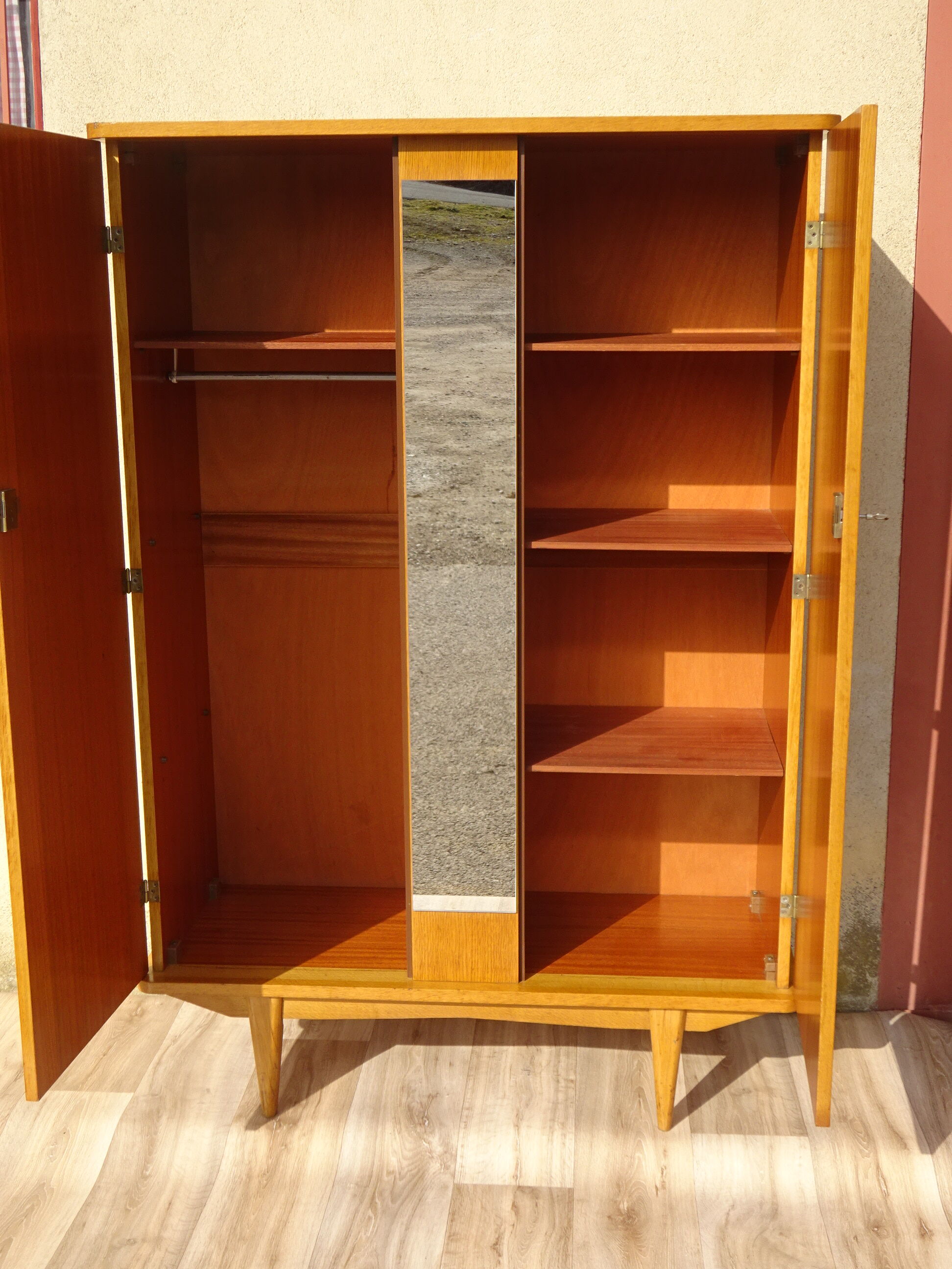 Armoire vintage, pieds compas