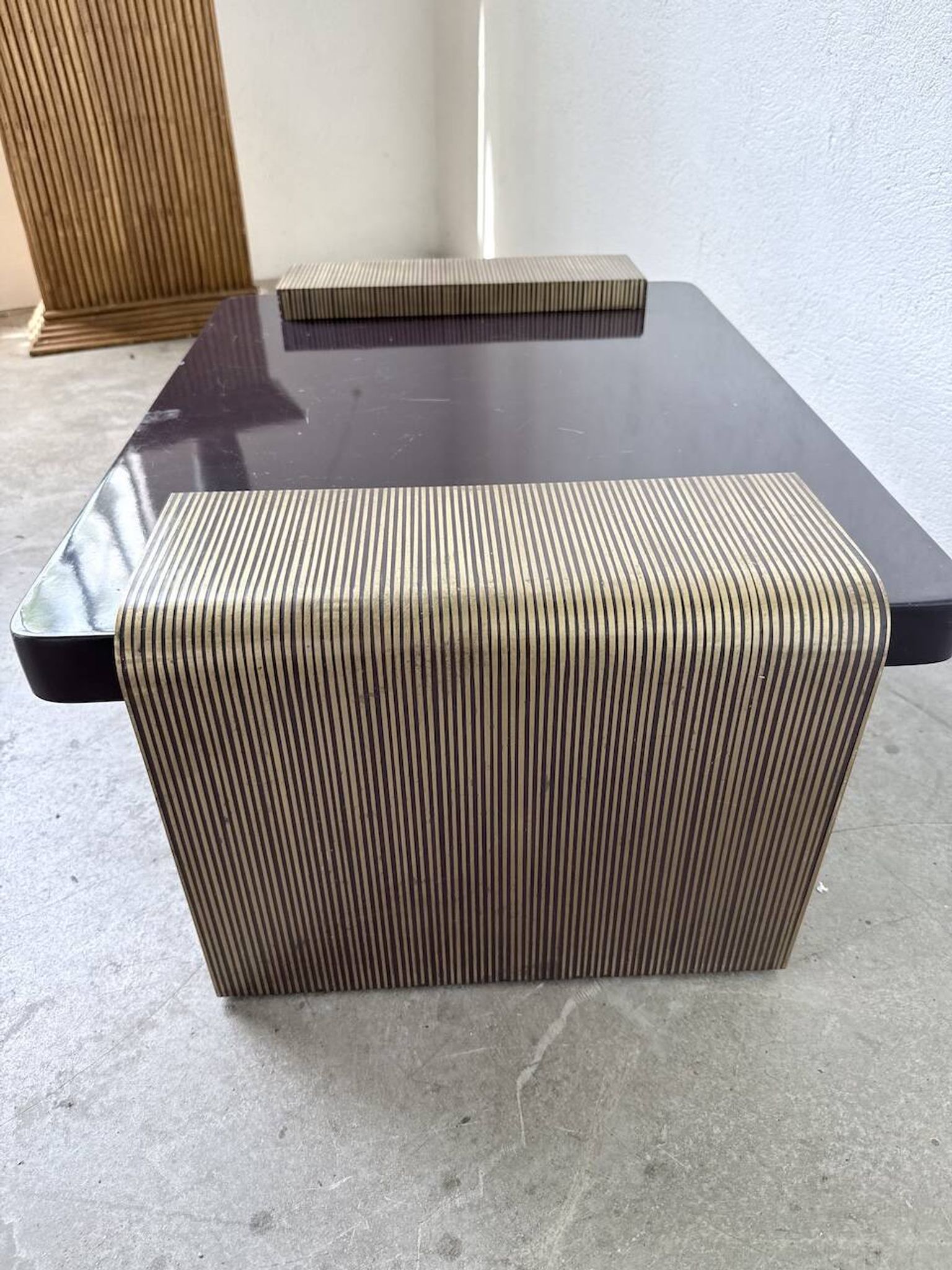 Art Deco coffee table in lacquer and brass
