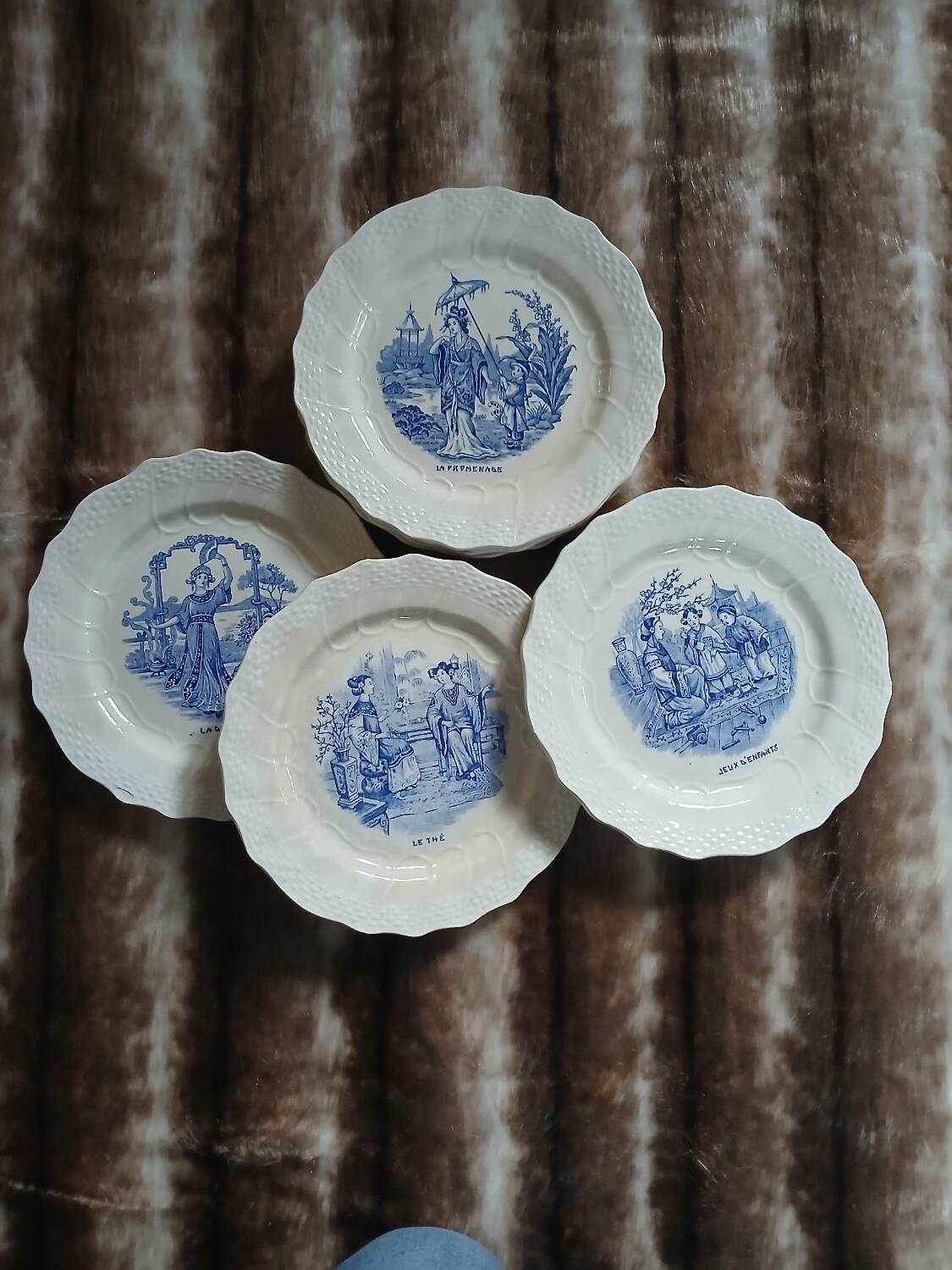 7 assiettes à dessert anciennes en Terre de fer 