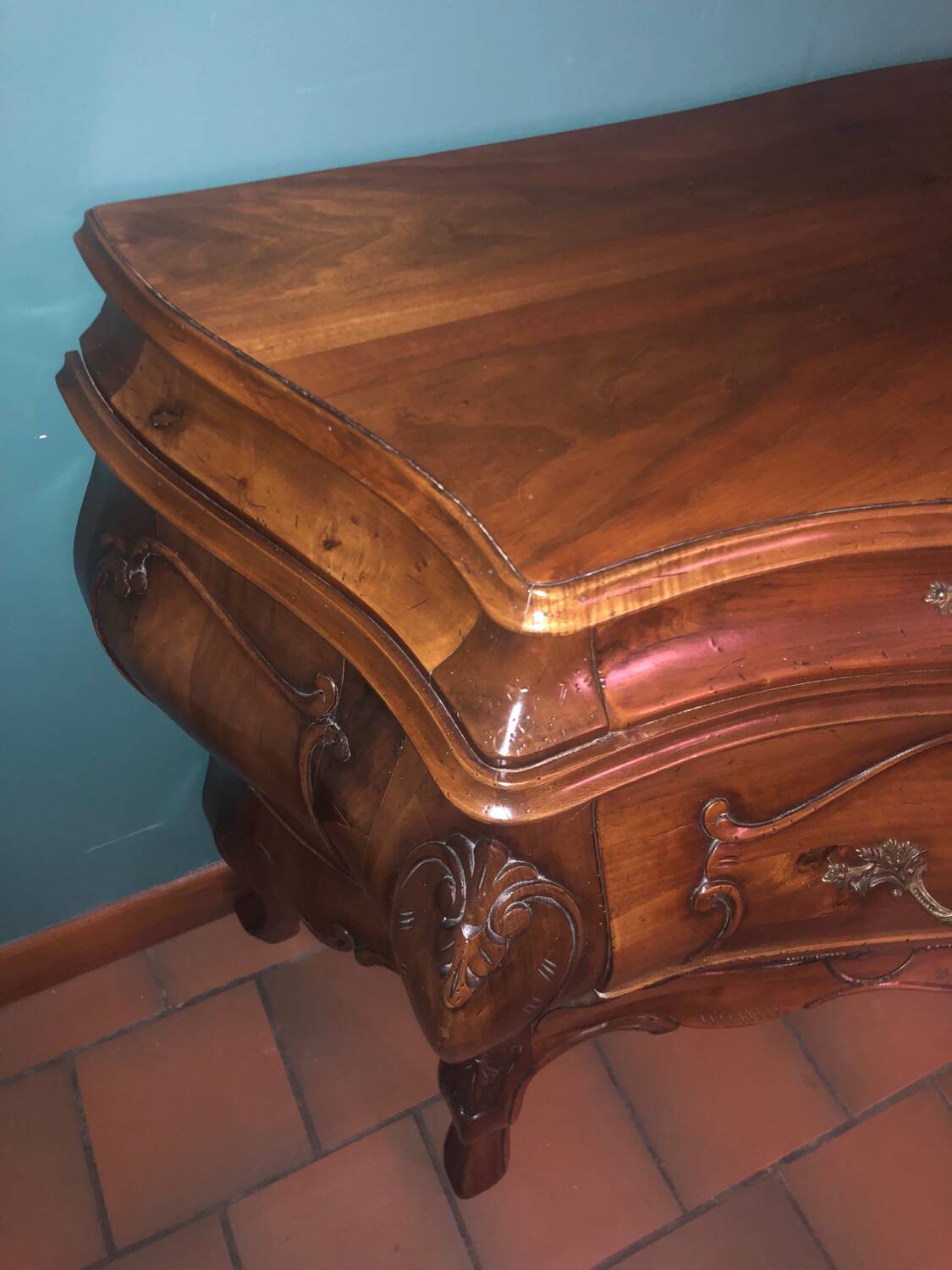 Walnut tomb chest of drawers