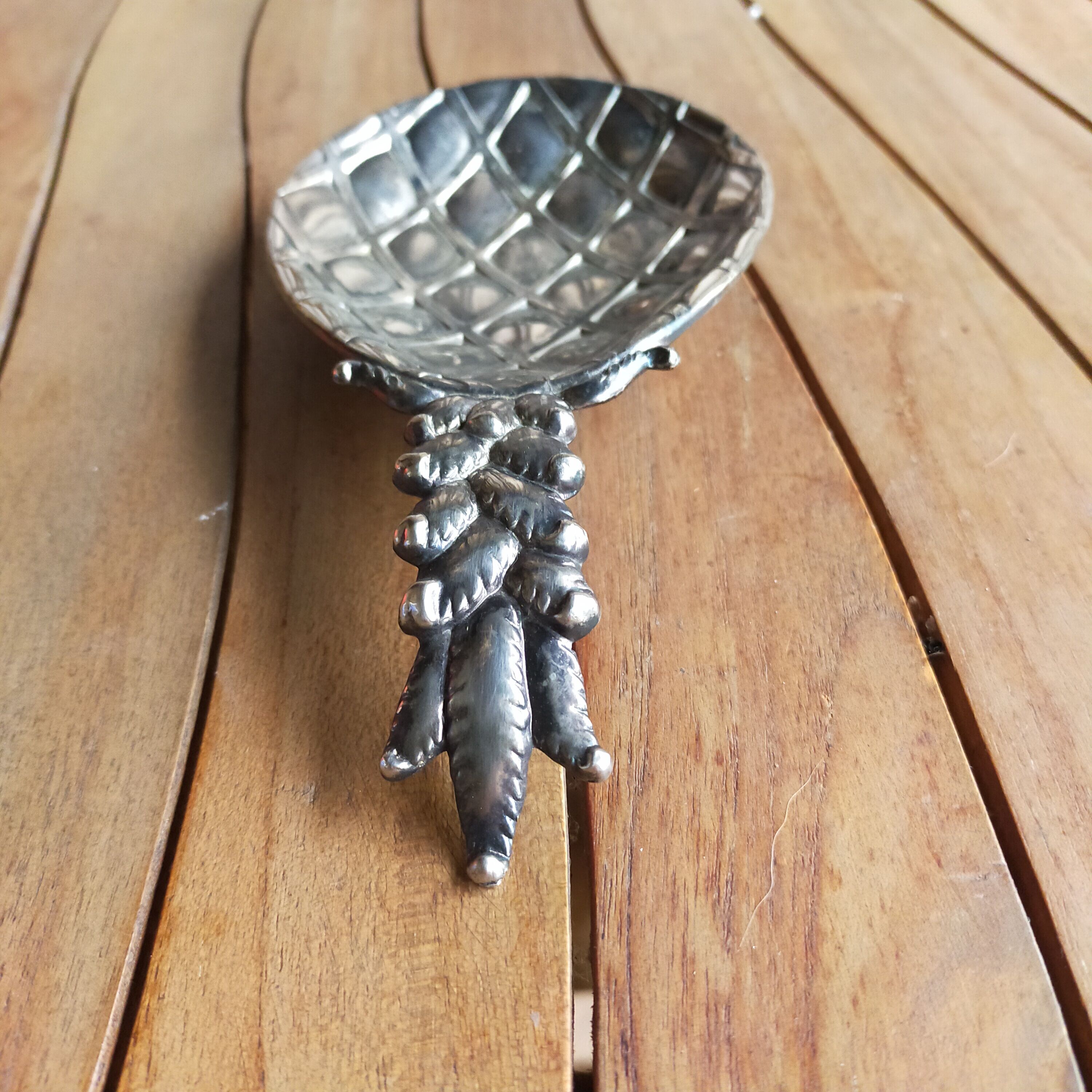 Pineapple pocket emptier