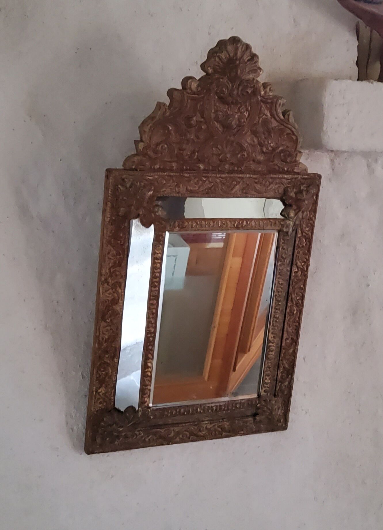 Mirror with parecloses