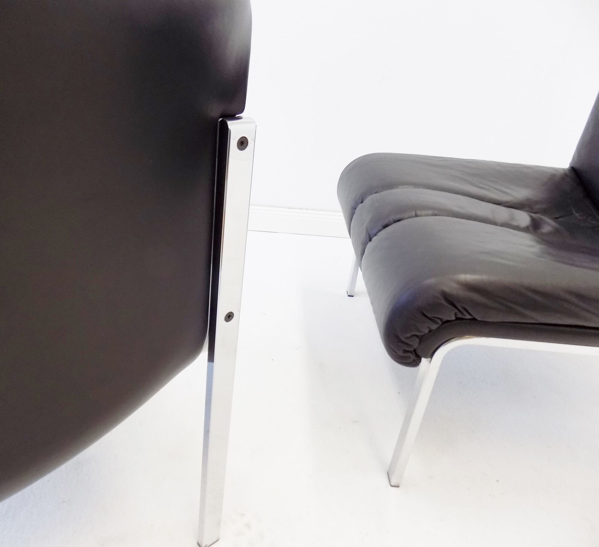Eurochair set of 2 black leather lounge chairs by Girsberger