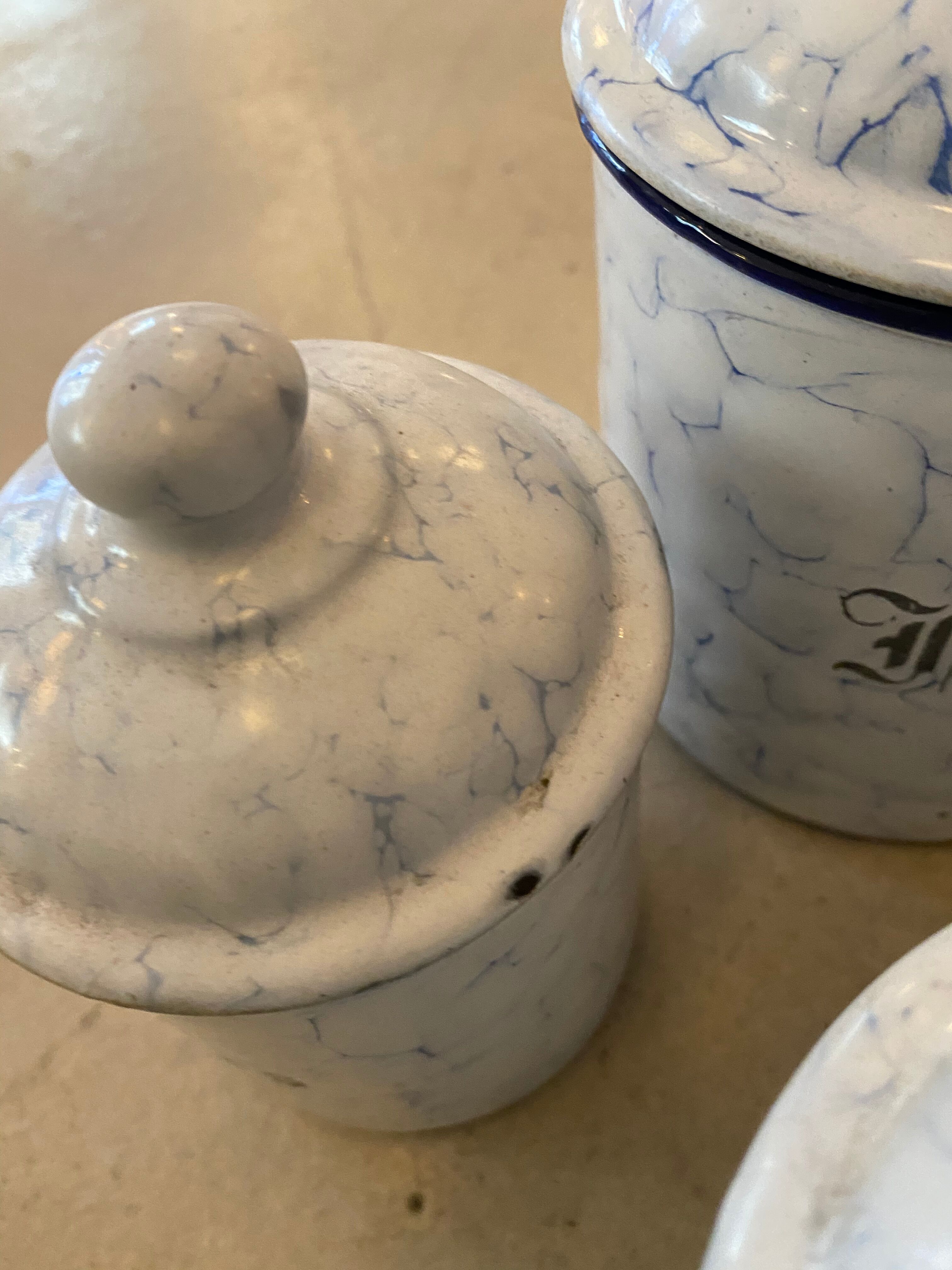 Ensemble de pots de cuisine en tôle