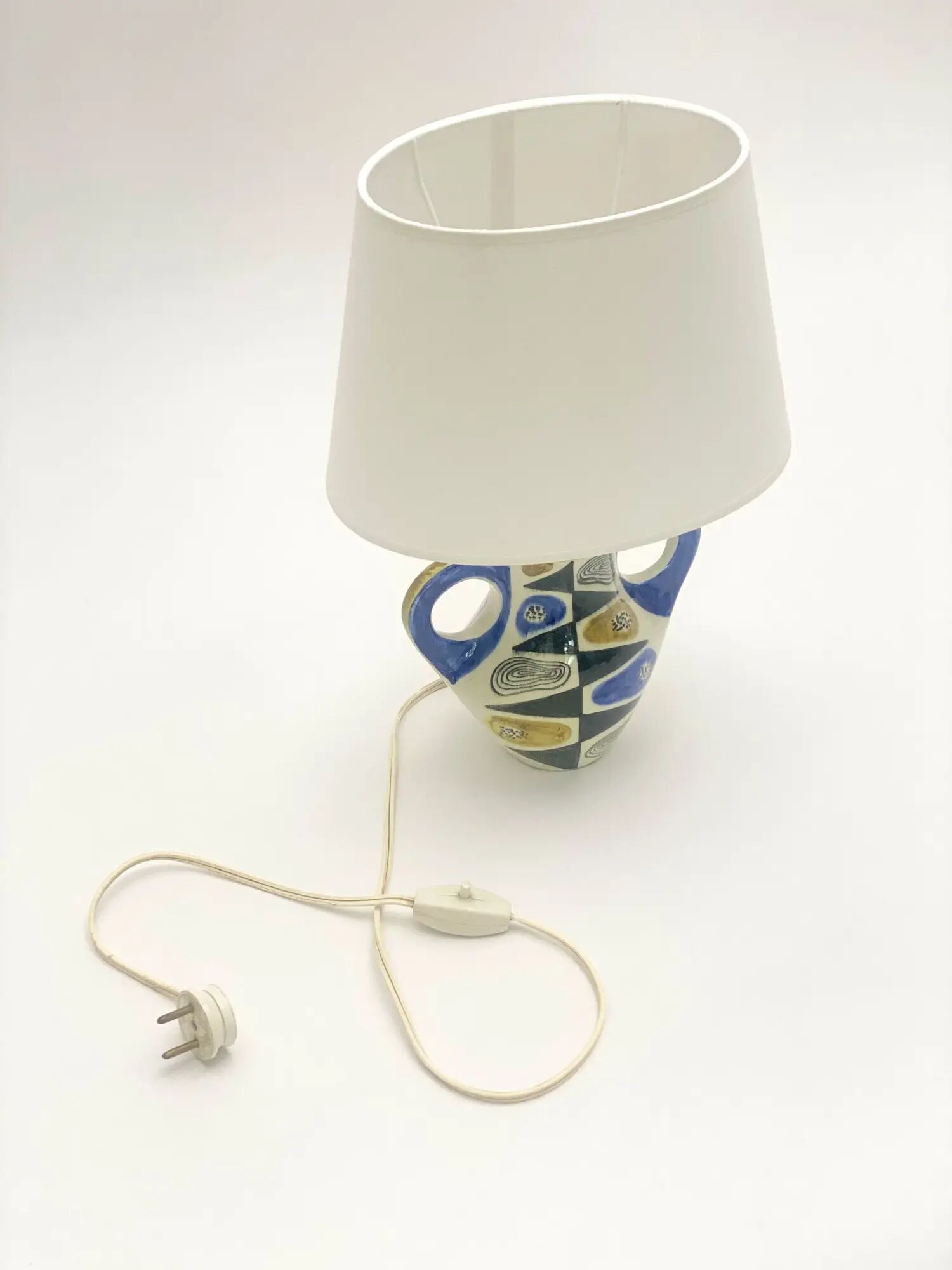Ceramic lamp with patterns