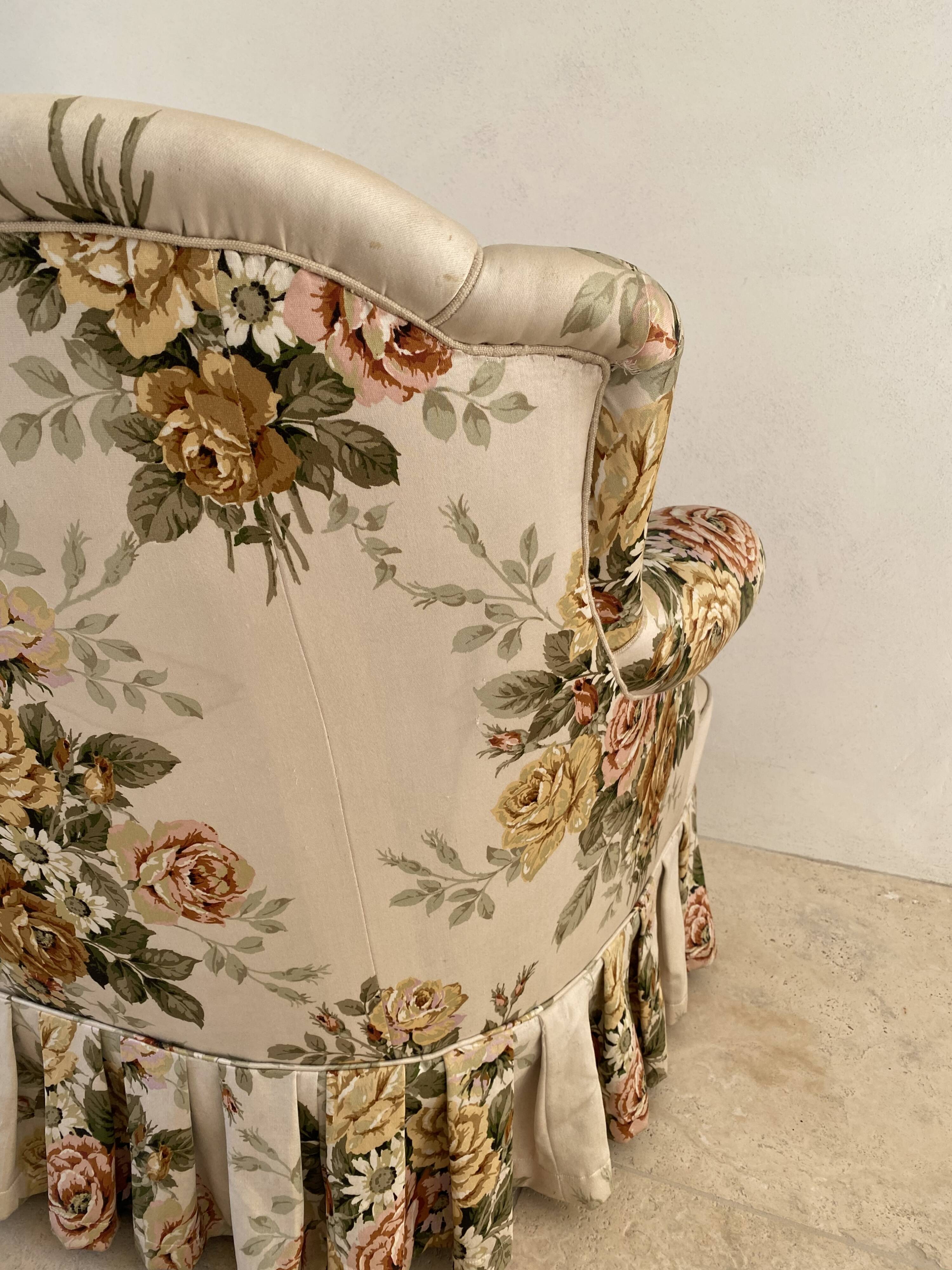 Napoleon III floral toad sofa with boudoir spirit and sliced backrest.